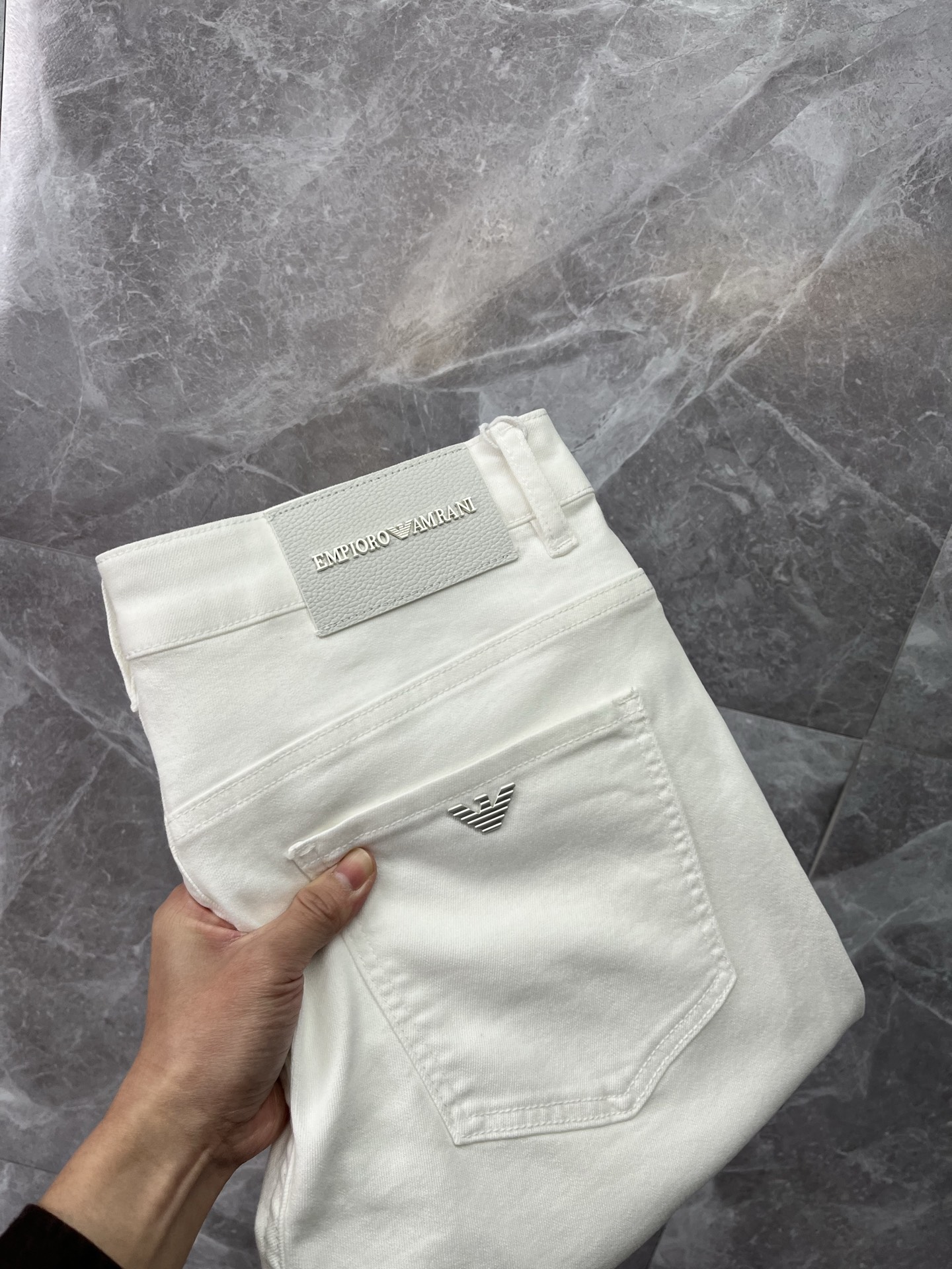 NO:932564,ARMANI 2026 spring and summer new men's jeans shorts. Selected imported denim denim fabric. Heavy-duty environmentally friendly washing. Soft feel and wear resistance. Small straight version. Micro-elasticity makes you slim and slim. Perfect details. High-quality hardware and accessories. Fine workmanship. Unparalleled. Code number 28-38. Shipped next day. Armani, armani, shorts, jeans,19860909ARMANI阿玛尼 2026春夏新款男士牛仔裤短裤 精选进口丹宁牛仔面料 重工环保洗水 手感柔和 兼备耐磨性 版型小直筒 微弹力显瘦修身,细节完美,五金辅料精选高等品质,做工精细,绝非凡品,码数28-38,隔天出货,,armani,armani,shorts,jeans,,Men's clothing