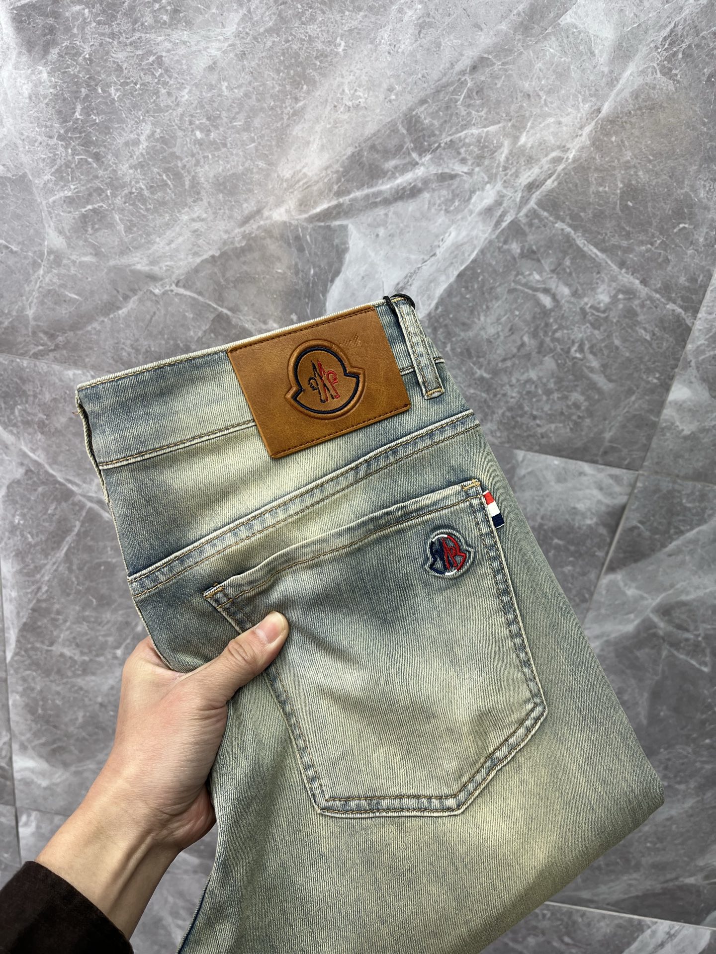 NO:932580,MONCLER 2026 spring and summer new men's jeans. Selected imported denim denim fabric. Heavy-duty environmentally friendly washing. Soft feel and wear resistance. Small straight version. Micro-elasticity makes you slim and slim. Perfect details. High-quality hardware and accessories. Fine workmanship. Unparalleled. Code number 28-38. Ships next day. Moncler Jeans.19860909MONCLER蒙口 2026春夏新款男士牛仔裤 精选进口丹宁牛仔面料 重工环保洗水 手感柔和 兼备耐磨性 版型小直筒 微弹力显瘦修身,细节完美,五金辅料精选高等品质,做工精细,绝非凡品,码数28-38,隔天出货,,Moncler,jeans,,Men's clothing
