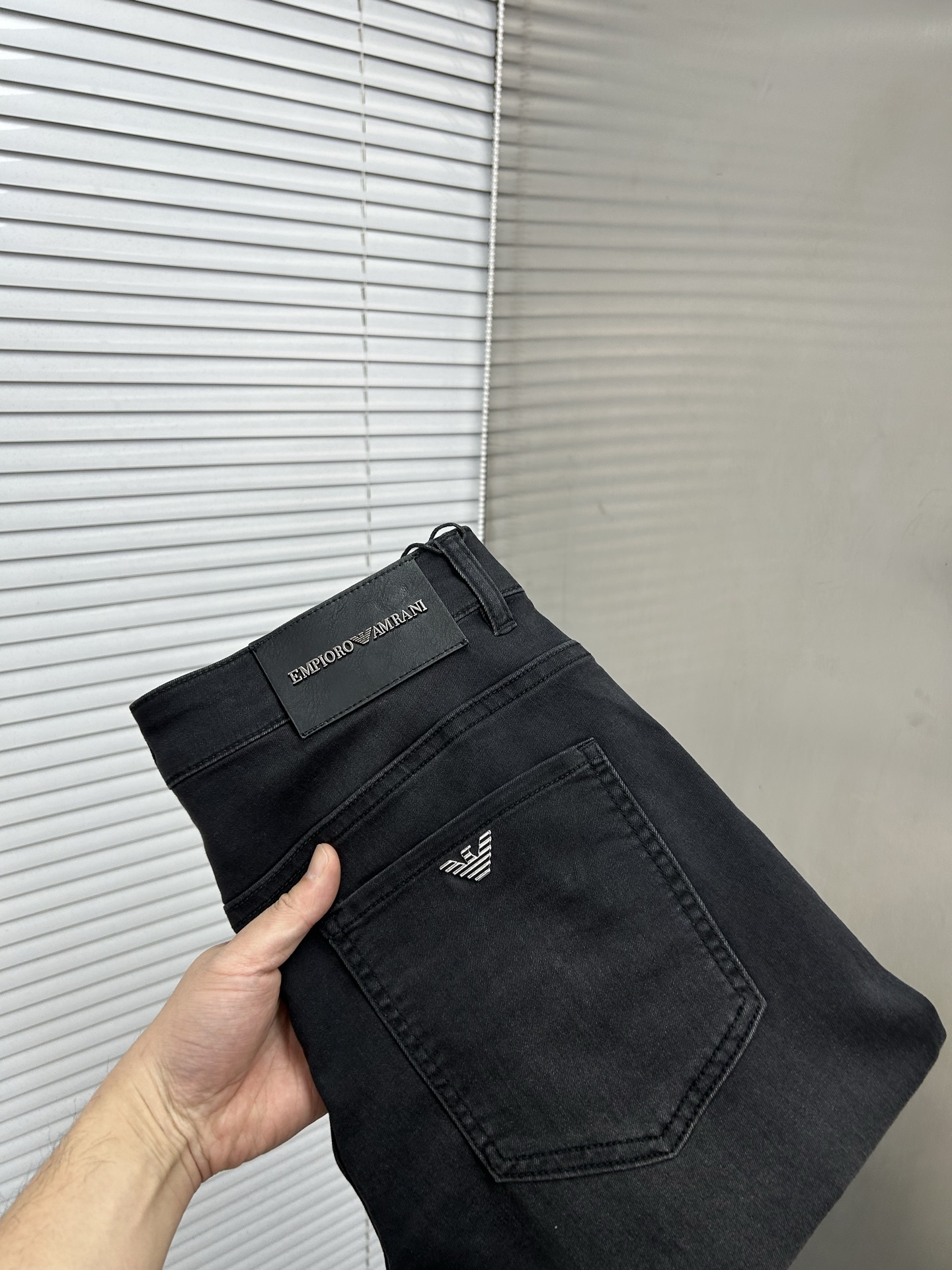 NO:871274,ARMANI 2026 spring and summer new men's jeans shorts. Selected imported denim denim fabric. Heavy-duty environmentally friendly washing. Soft feel and wear resistance. Small straight version. Micro-elasticity makes you slim and slim. Perfect details. High-quality hardware and accessories. Fine workmanship. Unparalleled. Code number 28-38. Shipped next day. Armani, armani, shorts, jeans,19860909ARMANI阿玛尼 2026春夏新款男士牛仔裤短裤 精选进口丹宁牛仔面料 重工环保洗水 手感柔和 兼备耐磨性 版型小直筒 微弹力显瘦修身,细节完美,五金辅料精选高等品质,做工精细,绝非凡品,码数28-38,隔天出货,,armani,armani,shorts,jeans,,Men's clothing