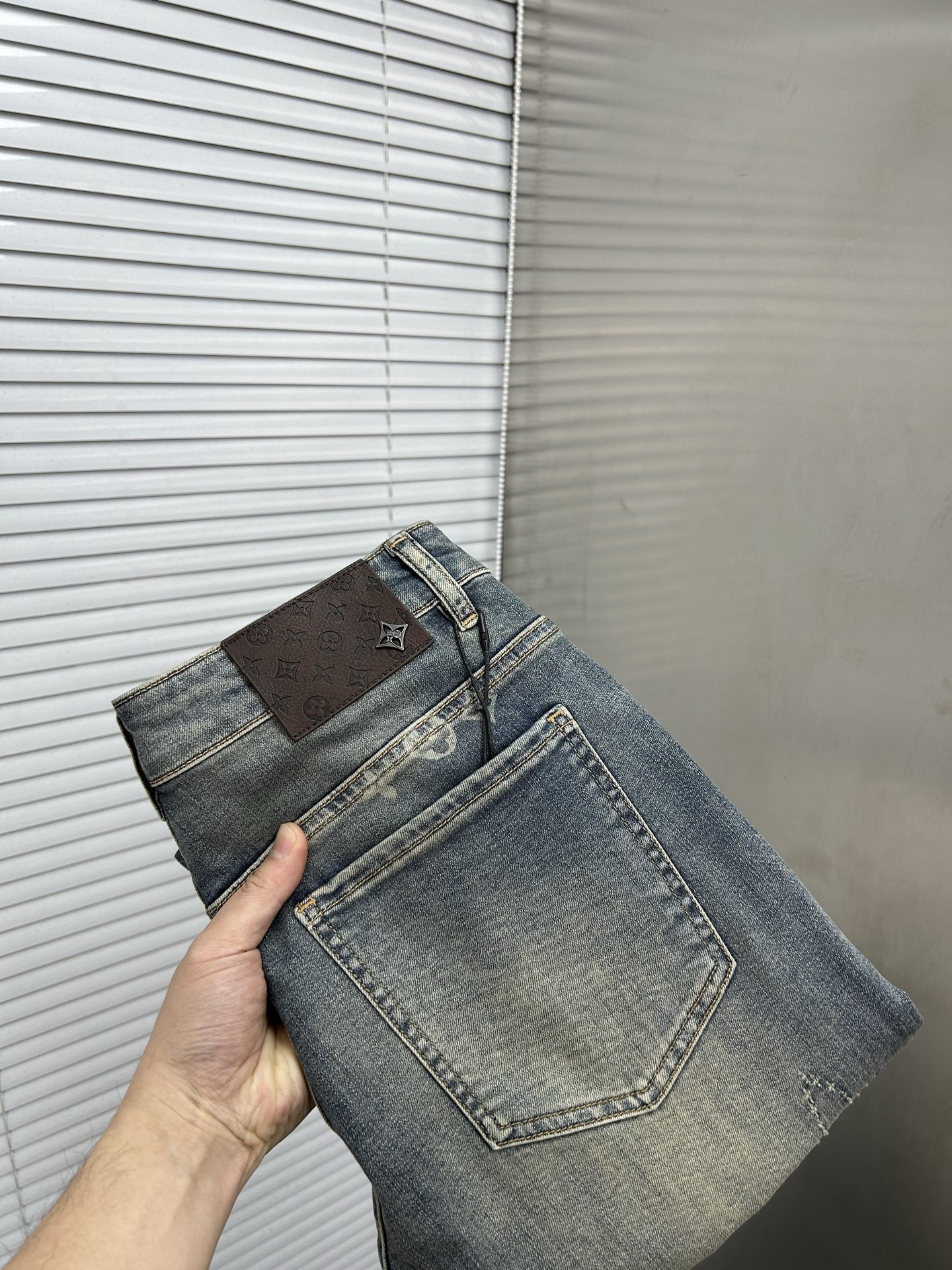 NO:905993,LV Louis' 2026 spring and summer new men's jeans. Selected imported denim denim fabrics. Heavy-duty environmentally friendly washing. Soft feel and wear resistance. Small straight version. Micro-elasticity makes you slim and slim. Perfect details. High-quality hardware and accessories. Fine workmanship. Extraordinary. Code number 28-38. Shipped the next day. Louis vuitton, Louis vuitton, jeans,19860909LV路易‘’2026春夏新款男士牛仔裤 精选进口丹宁牛仔面料 重工环保洗水 手感柔和 兼备耐磨性 版型小直筒 微弹力显瘦修身,细节完美,五金辅料精选高等品质,做工精细,绝非凡品,码数28-38,隔天出货,,louis vuitton,louis vuitton,jeans,,Men's clothing