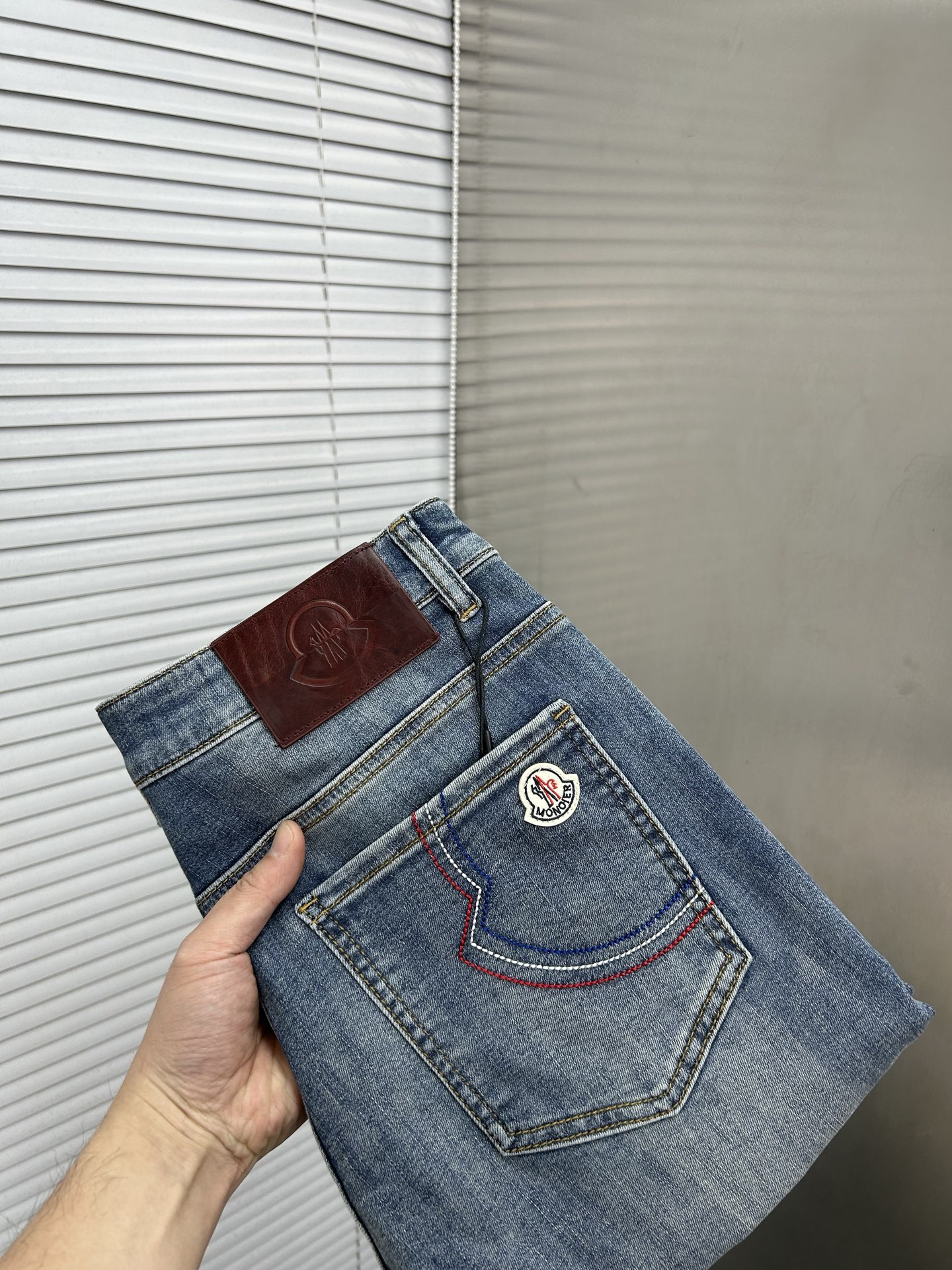 NO:906000,MONCLE's 2026 spring and summer new men's jeans are made of imported denim fabrics, heavy-duty and environmentally friendly washing, soft to the touch and wear-resistant, small straight version, slightly elastic, slim and slim, perfect details, high-quality hardware and accessories, fine workmanship, extraordinary, code number 28-38, shipped next day,,jeans,19860909MONCLE‘’2026春夏新款男士牛仔裤 精选进口丹宁牛仔面料 重工环保洗水 手感柔和 兼备耐磨性 版型小直筒 微弹力显瘦修身,细节完美,五金辅料精选高等品质,做工精细,绝非凡品,码数28-38,隔天出货,,jeans,,Men's clothing