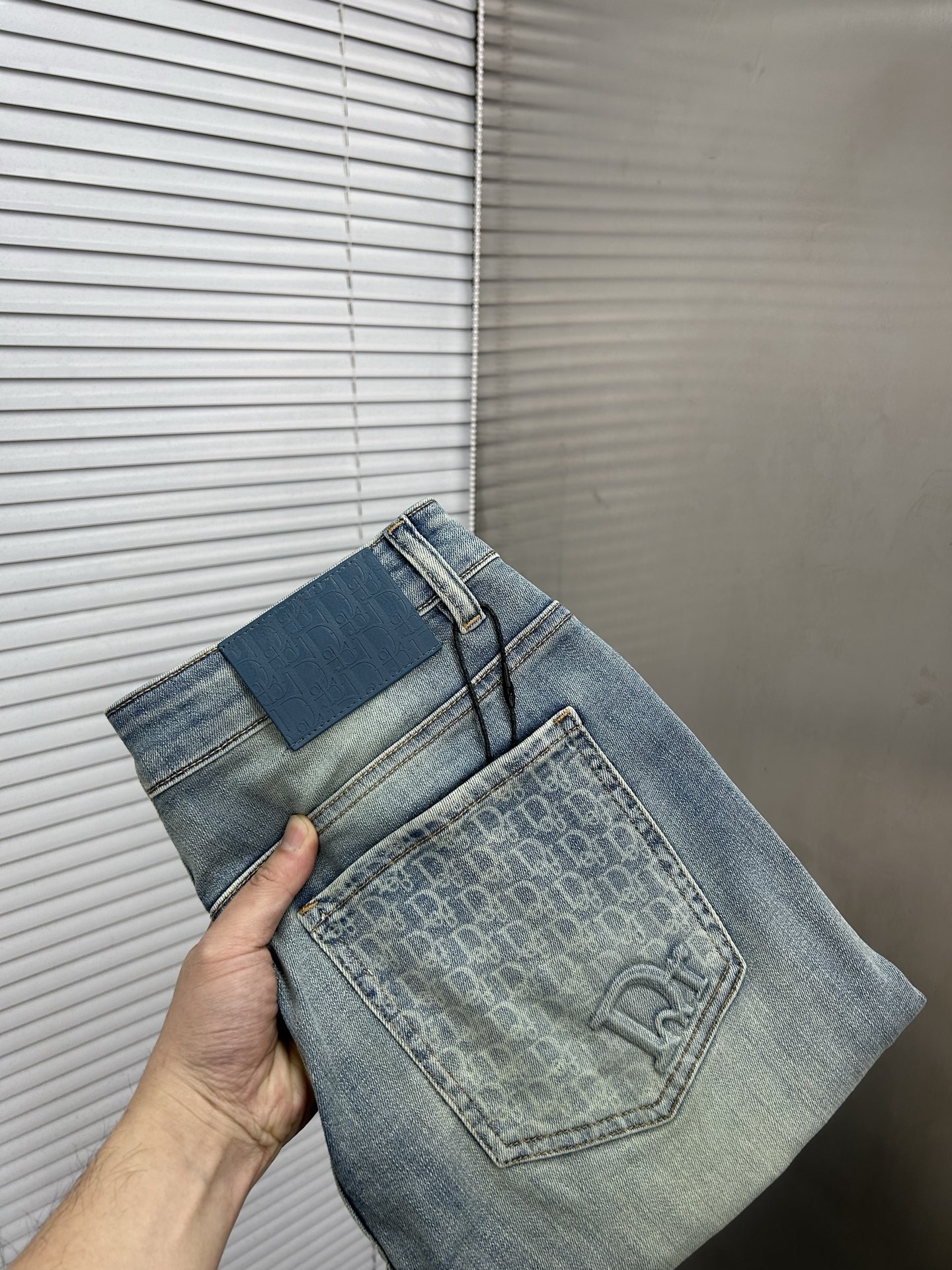 NO:906005,DIO's 2026 spring and summer new men's jeans. Selected imported denim denim fabrics. Heavy-duty environmentally friendly washing. Soft feel and wear resistance. Small straight version. Micro-elasticity makes you slim and slim. Perfect details. High-quality hardware and accessories. Fine workmanship. Unparalleled. Code number 28-38. Ships next day. Dior Jeans.19860909DIO‘’2026春夏新款男士牛仔裤 精选进口丹宁牛仔面料 重工环保洗水 手感柔和 兼备耐磨性 版型小直筒 微弹力显瘦修身,细节完美,五金辅料精选高等品质,做工精细,绝非凡品,码数28-38,隔天出货,,dior,jeans,,Men's clothing