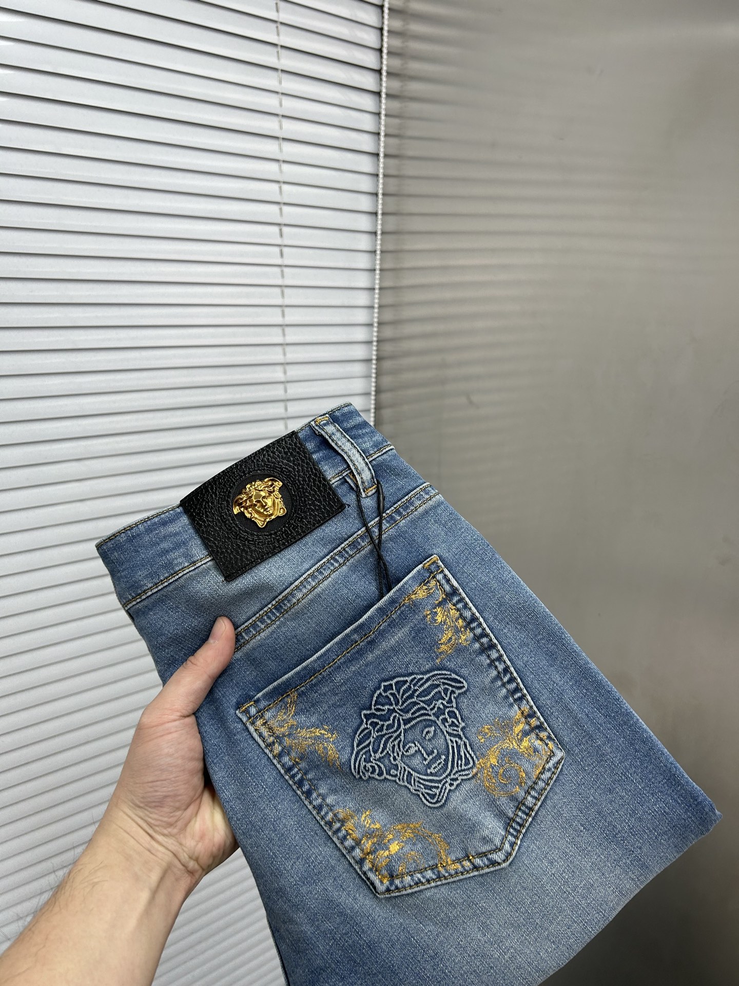 NO:906015,VERSAC2026 spring and summer new men's jeans. Selected imported denim denim fabrics. Heavy-duty environmentally friendly washing. Soft feel and wear resistance. Small straight version. Micro-elasticity makes you slim and slim. Perfect details. High-quality hardware and accessories. Fine workmanship. Unparalleled. Code number 28-38. Ships next day. Versace, jeans,19860909VERSAC2026春夏新款男士牛仔裤 精选进口丹宁牛仔面料 重工环保洗水 手感柔和 兼备耐磨性 版型小直筒 微弹力显瘦修身,细节完美,五金辅料精选高等品质,做工精细,绝非凡品,码数28-38,隔天出货,,versace,jeans,,Men's clothing