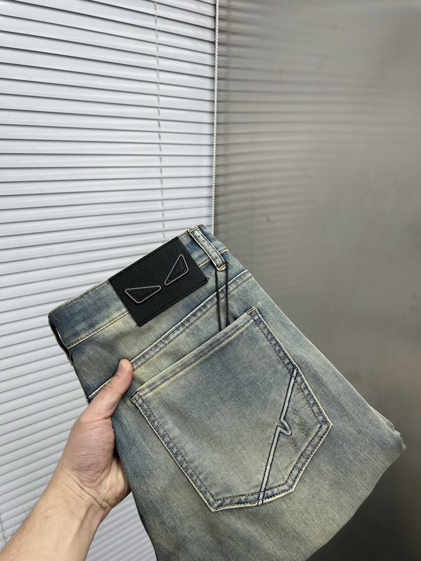 NO:906009,FEN’’ 2026 spring and summer new men’s jeans. Selected imported denim denim fabrics. Heavy-duty environmentally friendly washing. Soft feel and wear resistance. Small straight version. Micro-elasticity makes you slim and slim. Perfect details. High-quality hardware and accessories. Fine workmanship. Unparalleled. Code number 28-38. Shipped next day. Fendi Jeans.19860909FEN‘’2026春夏新款男士牛仔裤 精选进口丹宁牛仔面料 重工环保洗水 手感柔和 兼备耐磨性 版型小直筒 微弹力显瘦修身,细节完美,五金辅料精选高等品质,做工精细,绝非凡品,码数28-38,隔天出货,,fendi,jeans,,Men's clothing