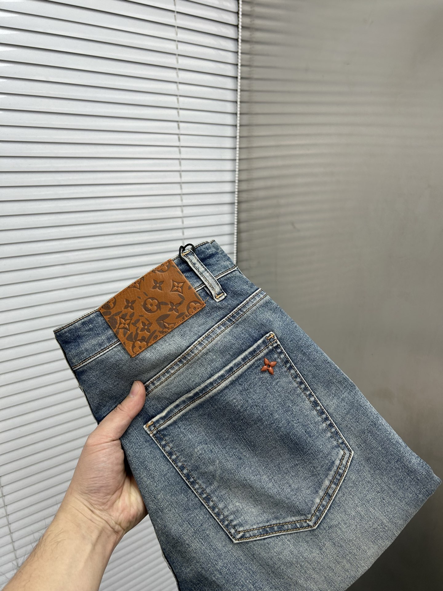 NO:906023,LV Louis 2026 spring and summer new men's jeans are made of imported denim fabrics, heavy-duty environmentally friendly washing, soft to the touch and wear-resistant, small straight version, slightly elastic, slim and slim, perfect details, high-quality hardware and accessories, fine workmanship, extraordinary, code number 28-38, shipped next day,,louis vuitton,louis vuitton,jeans,19860909LV路易 2026春夏新款男士牛仔裤 精选进口丹宁牛仔面料 重工环保洗水 手感柔和 兼备耐磨性 版型小直筒 微弹力显瘦修身,细节完美,五金辅料精选高等品质,做工精细,绝非凡品,码数28-38,隔天出货,,louis vuitton,louis vuitton,jeans,,Men's clothing