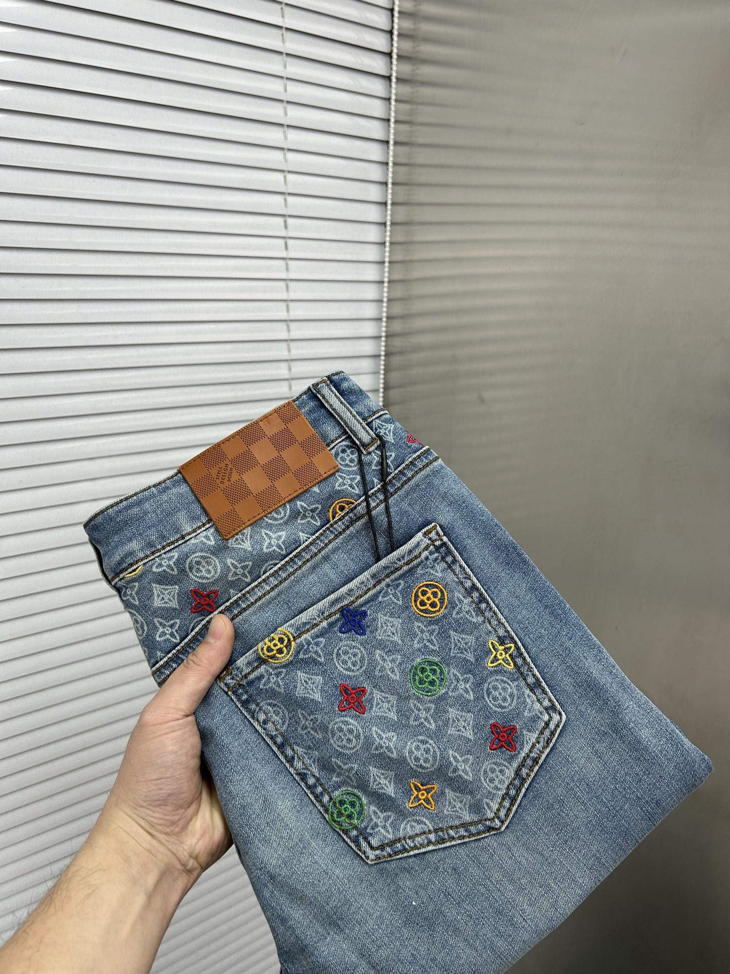 NO:864779,LV Louis Vuitton's 2026 spring and summer new men's jeans are made of imported denim fabrics, heavy-duty environmentally friendly washing, soft to the touch and wear-resistant, small straight version, slightly elastic, slimming, perfect details, high-quality hardware and accessories, fine workmanship, extraordinary, code size 28-38, shipped next day,, louis vuitton, louis vuitton, jeans,19860909LV路易威登 2026春夏新款男士牛仔裤 精选进口丹宁牛仔面料 重工环保洗水 手感柔和 兼备耐磨性 版型小直筒 微弹力显瘦修身,细节完美,五金辅料精选高等品质,做工精细,绝非凡品,码数28-38,隔天出货,,louis vuitton,louis vuitton,jeans,,Men's clothing