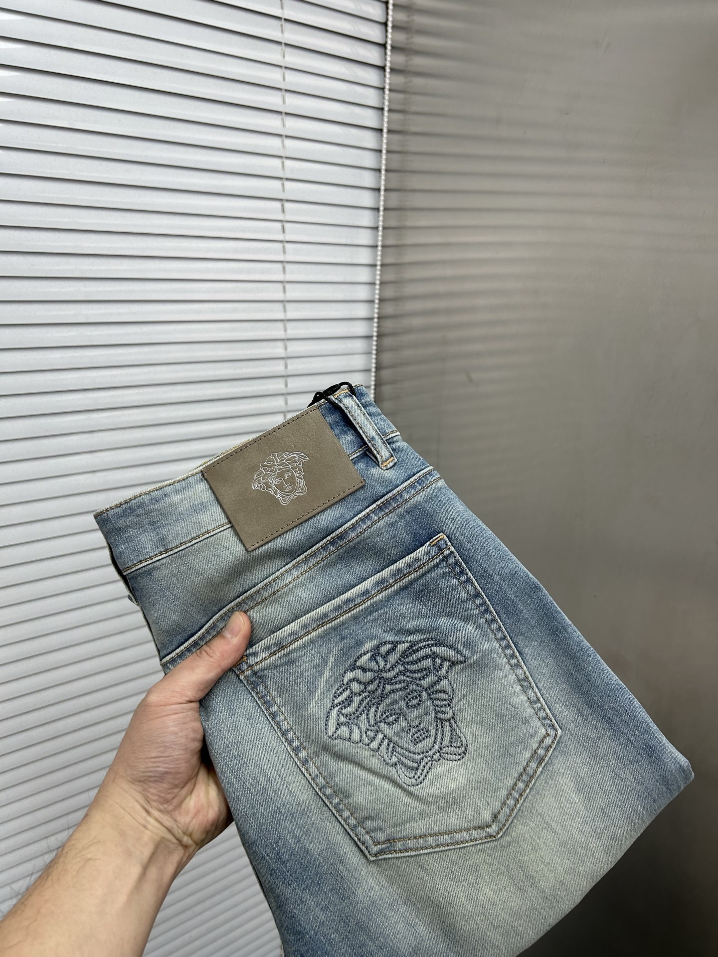 NO:864769,VERSACE Versace 2026 new spring and summer men's jeans. Selected imported denim denim fabric. Heavy-duty environmentally friendly washing. Soft feel and wear resistance. Small straight version. Micro-elasticity makes you slim and slim. Perfect details. High-quality hardware and accessories. Fine workmanship. Unparalleled. Code number 28-38. Shipped next day. Versace,versace,jeans,19860909VERSACE范思哲 2026春夏新款男士牛仔裤 精选进口丹宁牛仔面料 重工环保洗水 手感柔和 兼备耐磨性 版型小直筒 微弹力显瘦修身,细节完美,五金辅料精选高等品质,做工精细,绝非凡品,码数28-38,隔天出货,,versace,versace,jeans,,Men's clothing
