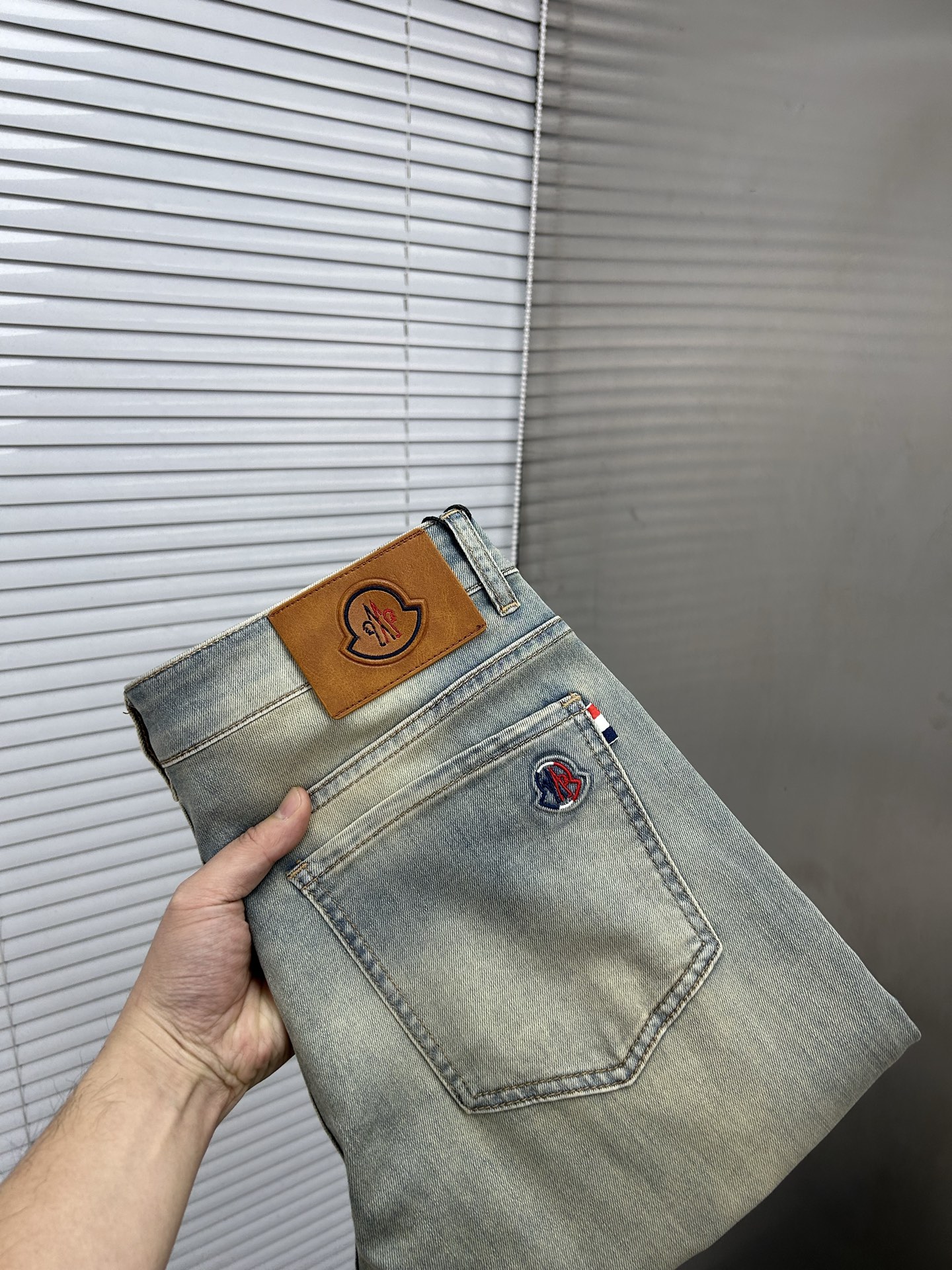 NO:864759,MONCLER 2026 spring and summer new men's jeans. Selected imported denim denim fabric. Heavy-duty environmentally friendly washing. Soft feel and wear resistance. Small straight version. Micro-elasticity makes you slim and slim. Perfect details. High-quality hardware and accessories. Fine workmanship. Unparalleled. Code number 28-38. Ships next day. Moncler Jeans.19860909MONCLER蒙口 2026春夏新款男士牛仔裤 精选进口丹宁牛仔面料 重工环保洗水 手感柔和 兼备耐磨性 版型小直筒 微弹力显瘦修身,细节完美,五金辅料精选高等品质,做工精细,绝非凡品,码数28-38,隔天出货,,Moncler,jeans,,Men's clothing