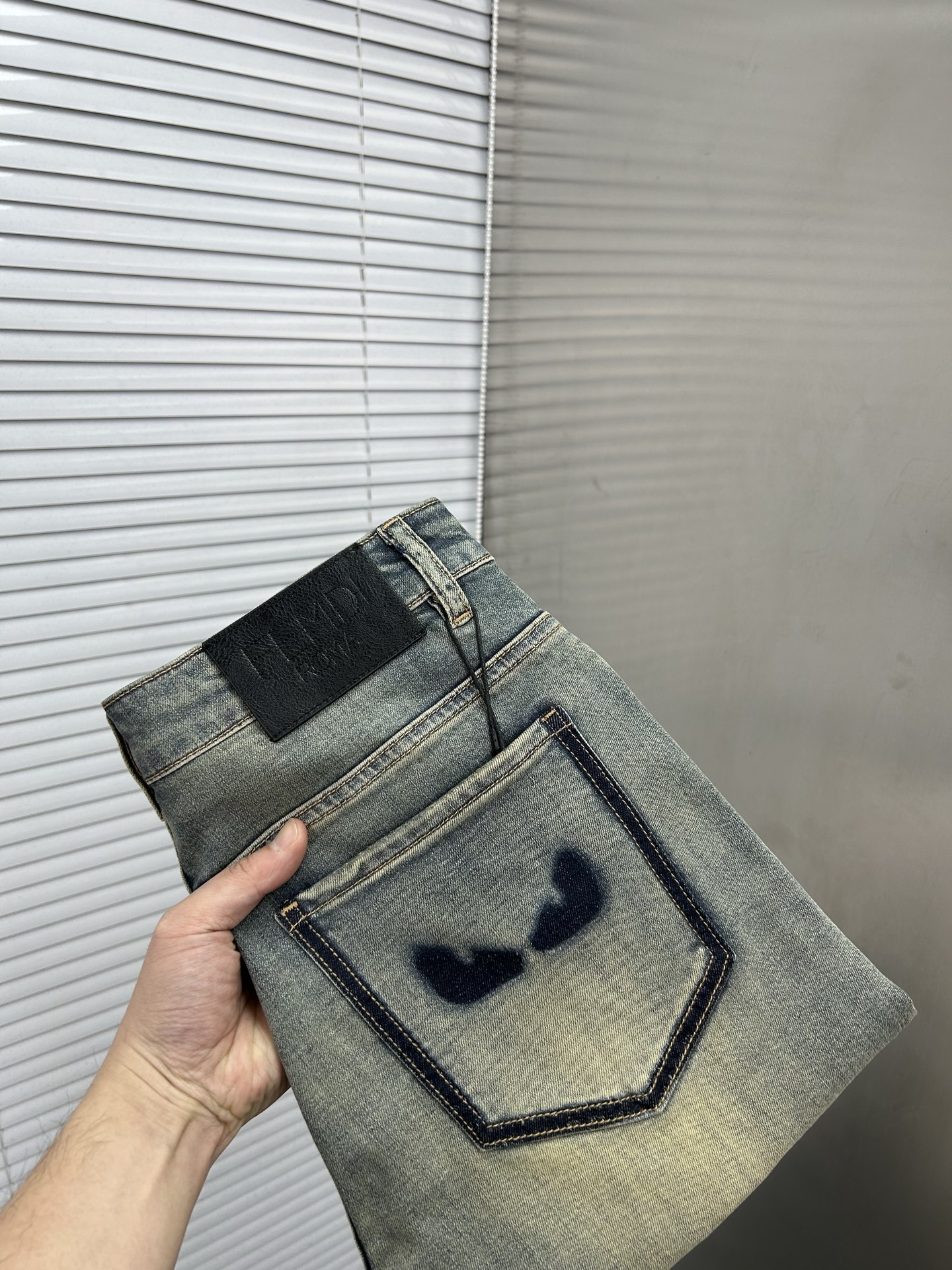 NO:864748,FENDI Fendi 2026 spring and summer new men's jeans. Selected imported denim denim fabrics. Heavy-duty environmentally friendly washing. Soft feel and wear resistance. Small straight version. Micro-elasticity makes you slim and slim. Perfect details. High-quality hardware and accessories. Fine workmanship. Unparalleled. Code number 28-38. Shipped the next day. Fendi, fendi, jeans,19860909FENDI芬迪 2026春夏新款男士牛仔裤 精选进口丹宁牛仔面料 重工环保洗水 手感柔和 兼备耐磨性 版型小直筒 微弹力显瘦修身,细节完美,五金辅料精选高等品质,做工精细,绝非凡品,码数28-38,隔天出货,,fendi,fendi,jeans,,Men's clothing