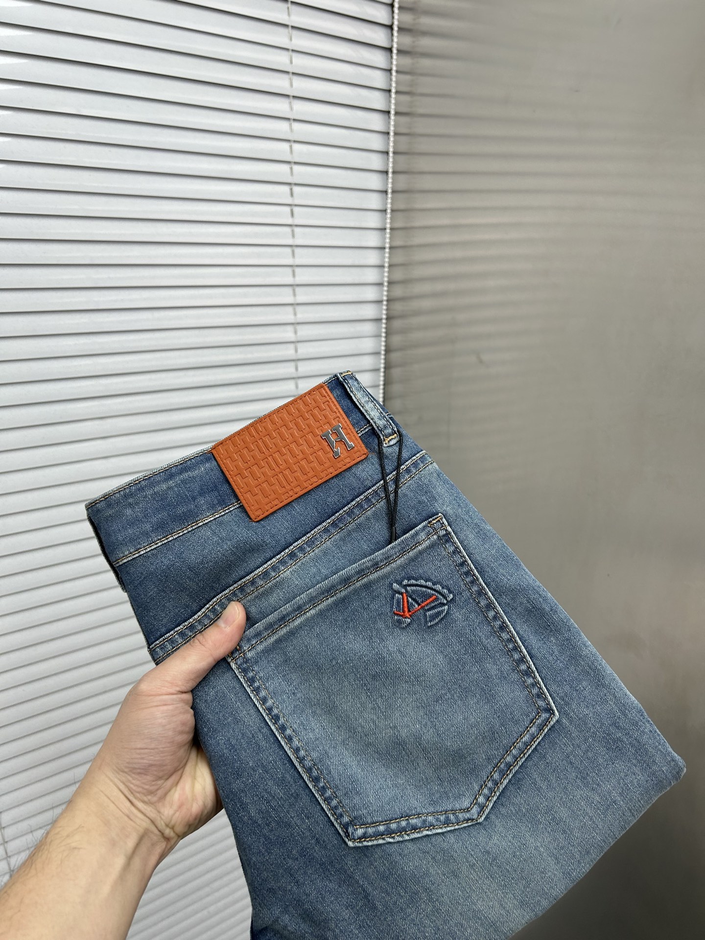 NO:864739,HERMES Hermès 2026 spring and summer new men's jeans. Selected imported denim denim fabric. Heavy-duty environmentally friendly washing. Soft feel and wear resistance. Small straight version. Micro-elasticity makes you slim and slim. Perfect details. High-quality hardware and accessories. Fine workmanship. Unparalleled. Code number 28-38. Shipped next day. Hermes, hermes, jeans,19860909HERMES爱马仕 2026春夏新款男士牛仔裤 精选进口丹宁牛仔面料 重工环保洗水 手感柔和 兼备耐磨性 版型小直筒 微弹力显瘦修身,细节完美,五金辅料精选高等品质,做工精细,绝非凡品,码数28-38,隔天出货,,hermes,hermes,jeans,,Men's clothing