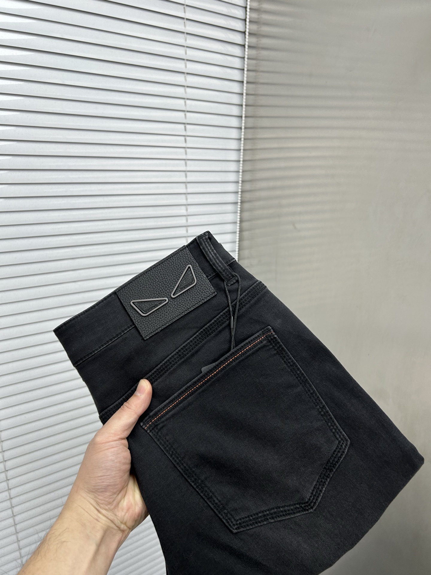 NO:864728,FENDI Fendi 2026 spring and summer new men's jeans. Selected imported denim denim fabric. Heavy-duty environmentally friendly washing. Soft feel and wear resistance. Small straight version. Micro-elasticity makes you slim and slim. Perfect details. High-quality hardware and accessories. Fine workmanship. Unparalleled. Code number 28-38. Shipped the next day. Fendi, fendi, jeans,19860909FENDI芬迪 2026春夏新款男士牛仔裤 精选进口丹宁牛仔面料 重工环保洗水 手感柔和 兼备耐磨性 版型小直筒 微弹力显瘦修身,细节完美,五金辅料精选高等品质,做工精细,绝非凡品,码数28-38,隔天出货,,fendi,fendi,jeans,,Men's clothing