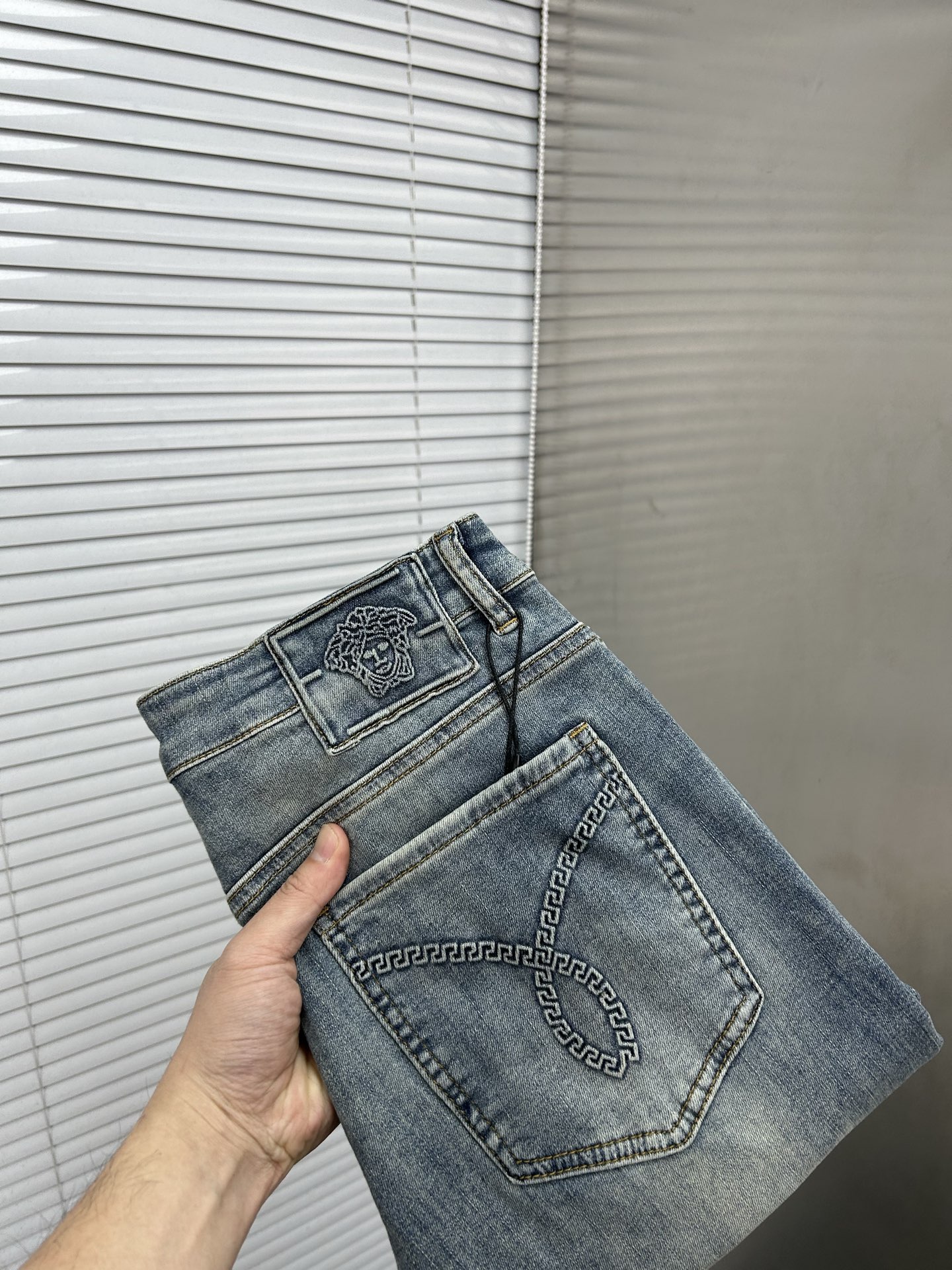 NO:864706,VERSACE Versace 2026 new spring and summer men's jeans. Selected imported denim denim fabric. Heavy-duty environmentally friendly washing. Soft feel and wear resistance. Small straight version. Micro-elasticity makes you slim and slim. Perfect details. High-quality hardware and accessories. Fine workmanship. Unparalleled. Code number 28-38. Shipped next day. Versace,versace,jeans,19860909VERSACE范思哲 2026春夏新款男士牛仔裤 精选进口丹宁牛仔面料 重工环保洗水 手感柔和 兼备耐磨性 版型小直筒 微弹力显瘦修身,细节完美,五金辅料精选高等品质,做工精细,绝非凡品,码数28-38,隔天出货,,versace,versace,jeans,,Men's clothing