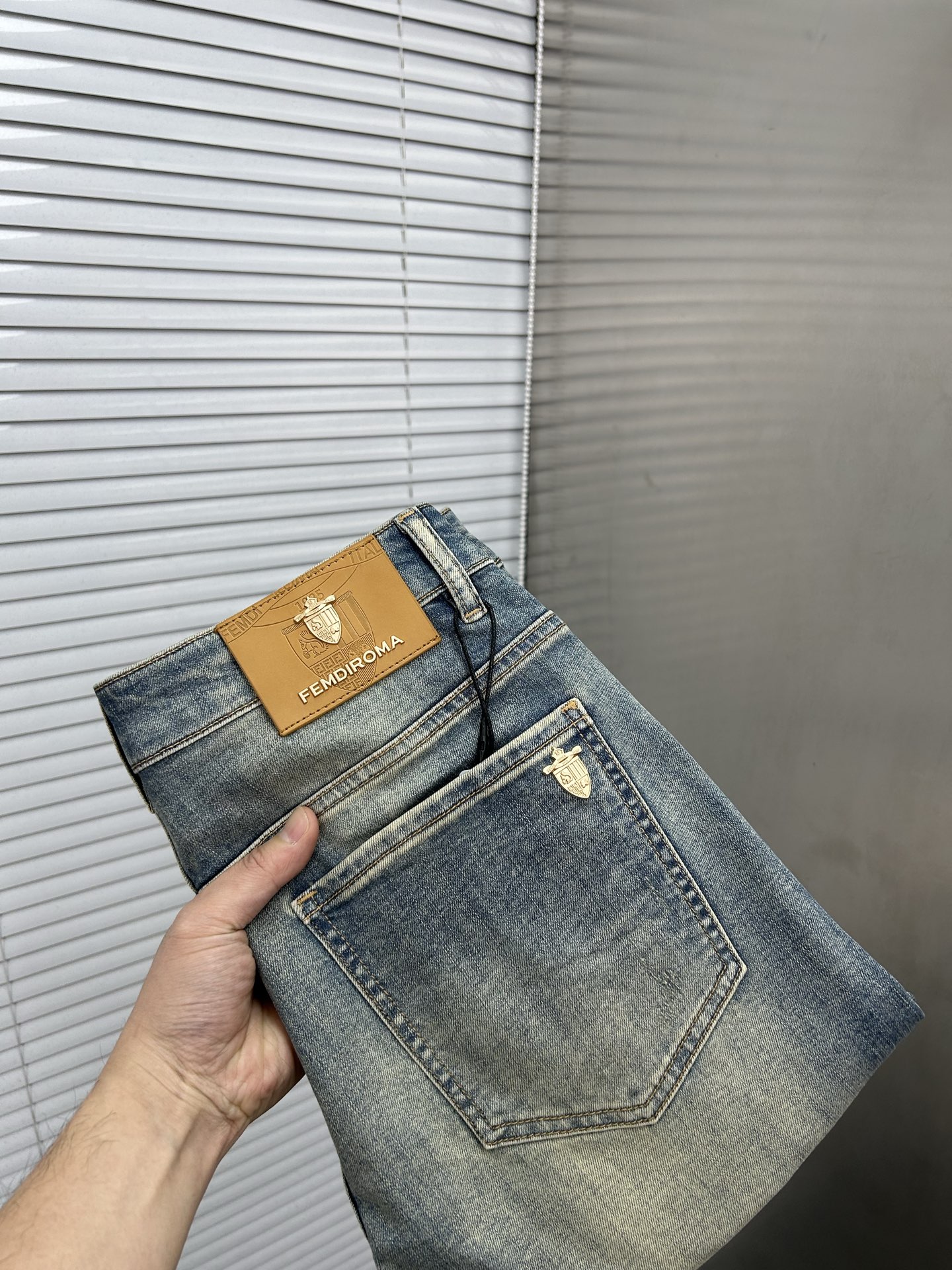 NO:913338,,,FENDI Fendi 2026 spring and summer new men's jeans. Selected imported denim denim fabric. Heavy-duty environmentally friendly washing. Soft feel and wear resistance. Small straight version. Micro-elasticity makes you slim and slim. Perfect details. High-quality hardware and accessories. Fine workmanship. Unparalleled. Code number 28-38. Shipped the next day. Fendi, fendi, jeans,19860909,,FENDI芬迪 2026春夏新款男士牛仔裤 精选进口丹宁牛仔面料 重工环保洗水 手感柔和 兼备耐磨性 版型小直筒 微弹力显瘦修身,细节完美,五金辅料精选高等品质,做工精细,绝非凡品,码数28-38,隔天出货,,fendi,fendi,jeans,,Men's clothing