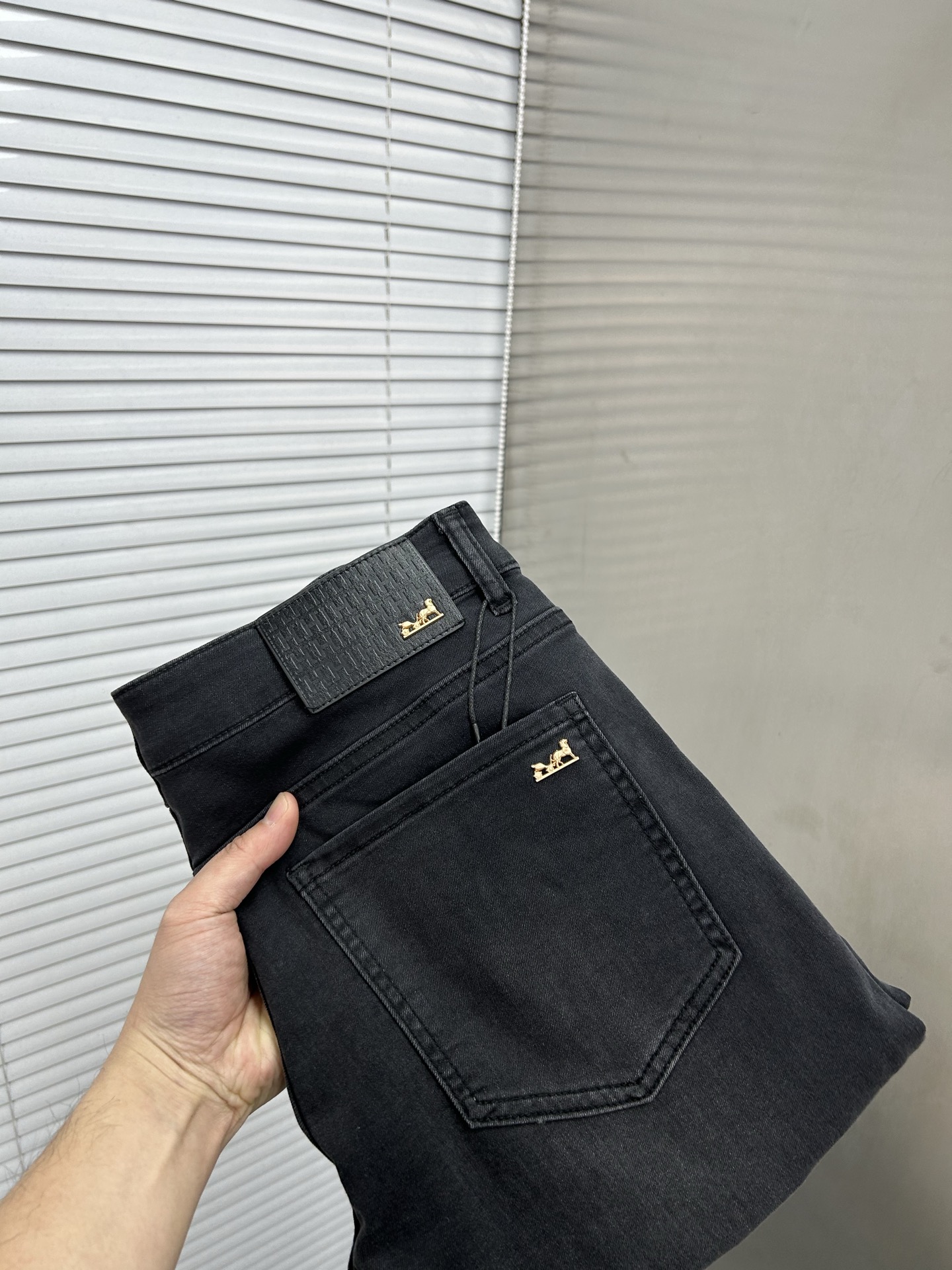NO:864801,FENDI Fendi 2026 spring and summer new men's jeans. Selected imported denim denim fabric. Heavy-duty environmentally friendly washing. Soft feel and wear resistance. Small straight version. Micro-elasticity makes you slim and slim. Perfect details. High-quality hardware and accessories. Fine workmanship. Unparalleled. Code number 28-38. Shipped the next day. Fendi, fendi, jeans,19860909FENDI芬迪 2026春夏新款男士牛仔裤 精选进口丹宁牛仔面料 重工环保洗水 手感柔和 兼备耐磨性 版型小直筒 微弹力显瘦修身,细节完美,五金辅料精选高等品质,做工精细,绝非凡品,码数28-38,隔天出货,,fendi,fendi,jeans,,Men's clothing