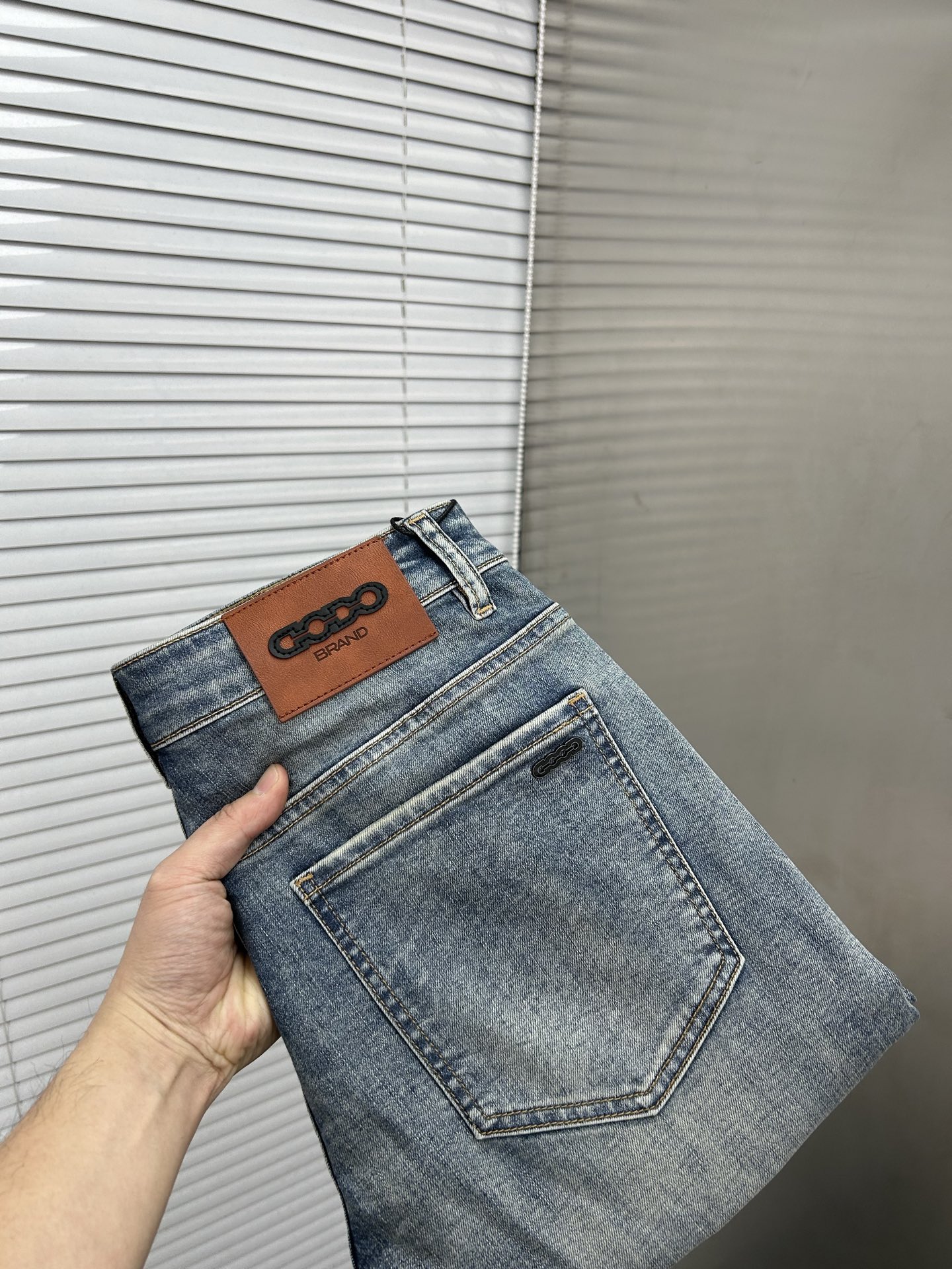 NO:864789,GUCCI Gucci 2026 spring and summer new men's jeans. Selected imported denim denim fabric. Heavy-duty environmentally friendly washing. Soft feel and wear resistance. Small straight version. Micro-elasticity makes you slim and slim. Perfect details. High-quality hardware and accessories. Fine workmanship. Unparalleled. Code number 28-38. Ships next day. Gucci Jeans.19860909GUCCI古奇 2026春夏新款男士牛仔裤 精选进口丹宁牛仔面料 重工环保洗水 手感柔和 兼备耐磨性 版型小直筒 微弹力显瘦修身,细节完美,五金辅料精选高等品质,做工精细,绝非凡品,码数28-38,隔天出货,,gucci,jeans,,Men's clothing