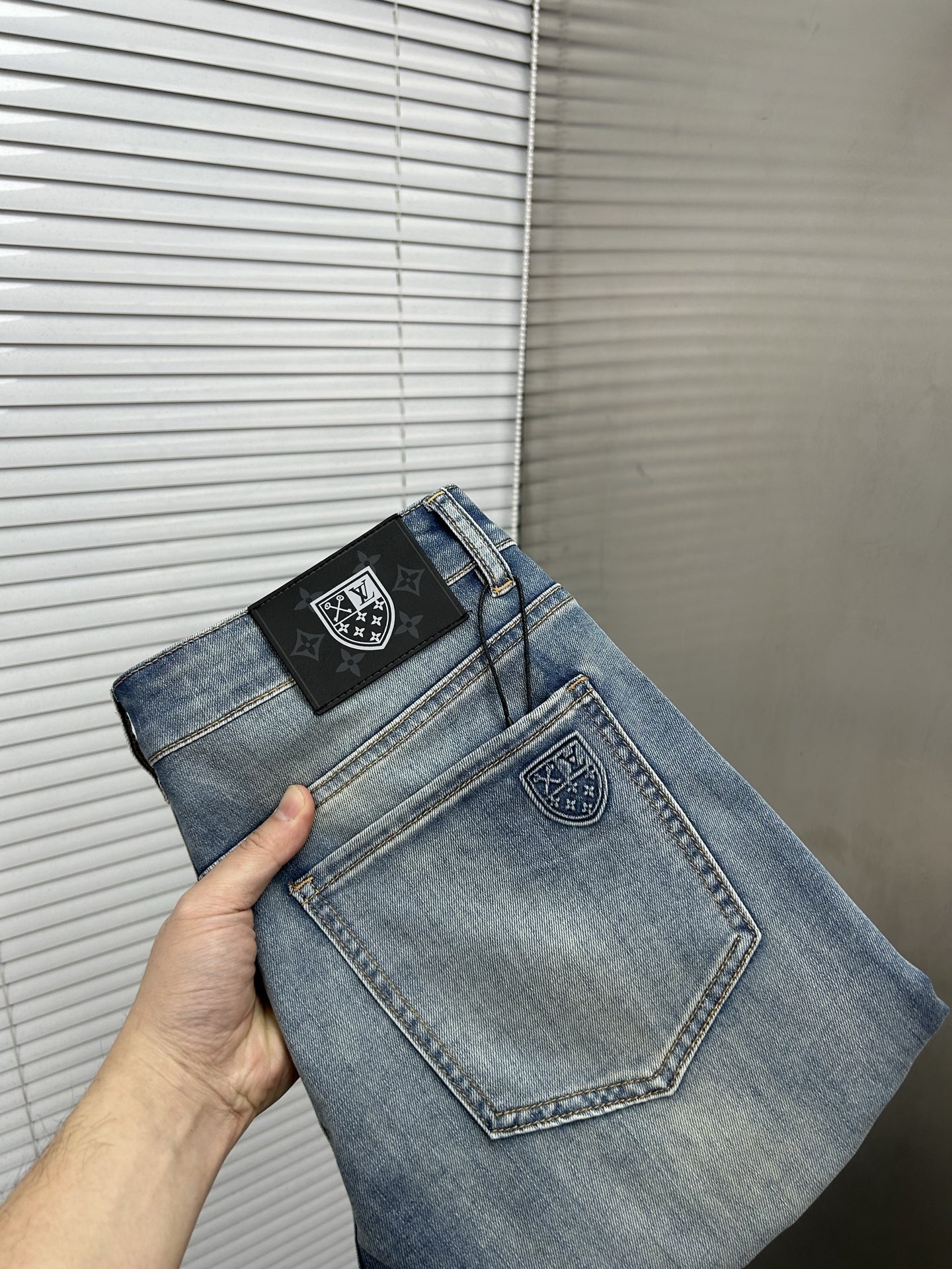 NO:864777,LV Louis Vuitton's 2026 spring and summer new men's jeans are made of imported denim fabrics, heavy-duty environmentally friendly washing, soft to the touch and wear-resistant, small straight version, slightly elastic, slimming, perfect details, high-quality hardware and accessories, fine workmanship, extraordinary, code size 28-38, shipped next day,, louis vuitton, louis vuitton, jeans,19860909LV路易威登 2026春夏新款男士牛仔裤 精选进口丹宁牛仔面料 重工环保洗水 手感柔和 兼备耐磨性 版型小直筒 微弹力显瘦修身,细节完美,五金辅料精选高等品质,做工精细,绝非凡品,码数28-38,隔天出货,,louis vuitton,louis vuitton,jeans,,Men's clothing