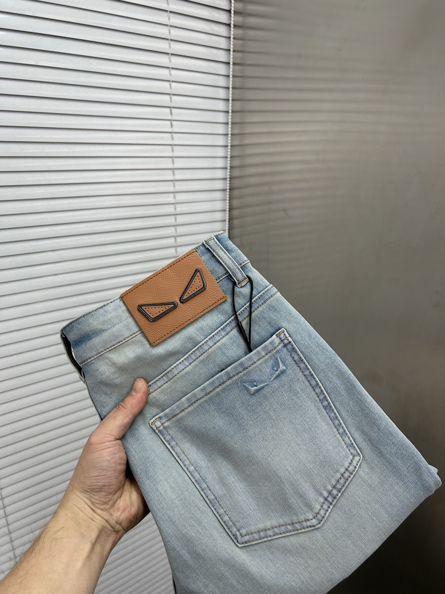 NO:864757,FENDI Fendi 2026 spring and summer new men's jeans. Selected imported denim denim fabrics. Heavy-duty environmentally friendly washing. Soft feel and wear resistance. Small straight version. Micro-elasticity makes you slim and slim. Perfect details. High-quality hardware and accessories. Fine workmanship. Unparalleled. Code number 28-38. Shipped the next day. Fendi, fendi, jeans,19860909FENDI芬迪 2026春夏新款男士牛仔裤 精选进口丹宁牛仔面料 重工环保洗水 手感柔和 兼备耐磨性 版型小直筒 微弹力显瘦修身,细节完美,五金辅料精选高等品质,做工精细,绝非凡品,码数28-38,隔天出货,,fendi,fendi,jeans,,Men's clothing