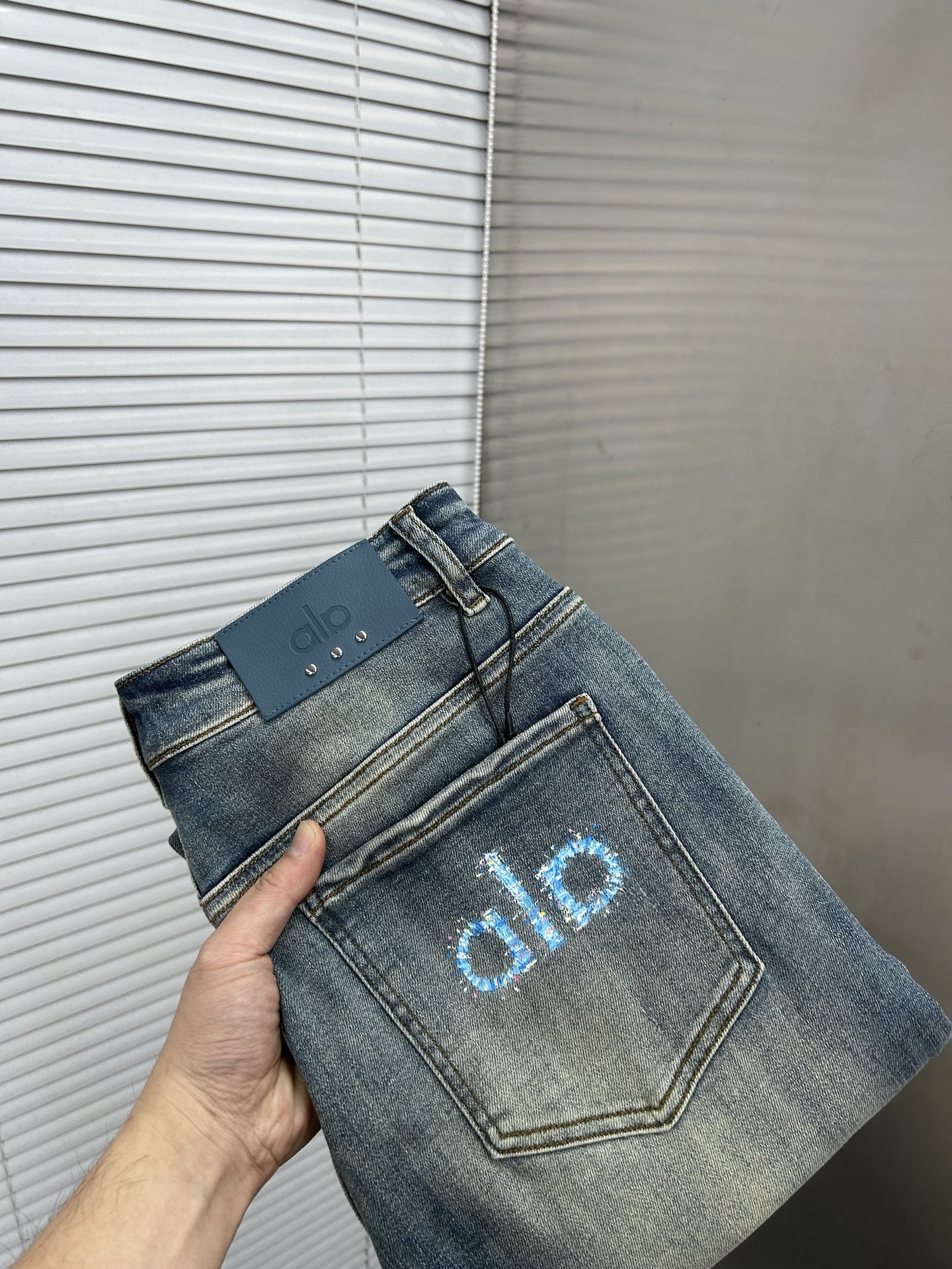 NO:864746,alo Alo's 2026 spring and summer new men's jeans. Selected imported denim denim fabrics. Heavy-duty environmentally friendly washing. Soft feel and wear resistance. Small straight version. Micro-elasticity makes you slim and slim. Perfect details. High-quality hardware and accessories. Fine workmanship. Unparalleled. Code number 28-38. Ships next day. Jeans.19860909alo阿洛 2026春夏新款男士牛仔裤 精选进口丹宁牛仔面料 重工环保洗水 手感柔和 兼备耐磨性 版型小直筒 微弹力显瘦修身,细节完美,五金辅料精选高等品质,做工精细,绝非凡品,码数28-38,隔天出货,,jeans,,Men's clothing