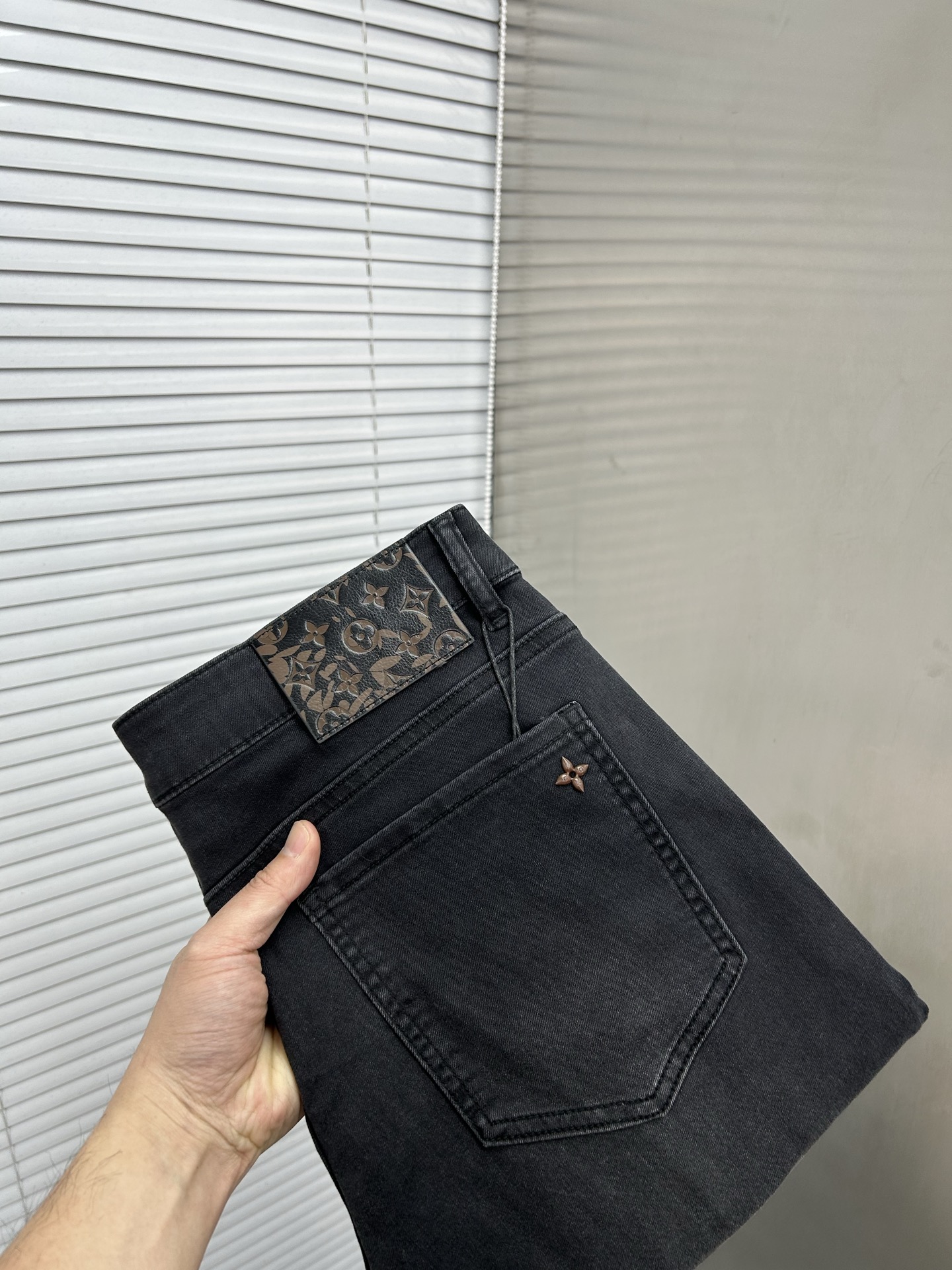 NO:871374,LV Louis Vuitton's 2026 spring and summer new men's jeans are made of imported denim fabrics, heavy-duty environmentally friendly washing, soft to the touch and wear-resistant, small straight version, slightly elastic, slimming, perfect details, high-quality hardware and accessories, fine workmanship, extraordinary, code size 28-38, shipped next day,, louis vuitton, louis vuitton, jeans,19860909LV路易威登 2026春夏新款男士牛仔裤 精选进口丹宁牛仔面料 重工环保洗水 手感柔和 兼备耐磨性 版型小直筒 微弹力显瘦修身,细节完美,五金辅料精选高等品质,做工精细,绝非凡品,码数28-38,隔天出货,,louis vuitton,louis vuitton,jeans,,Men's clothing