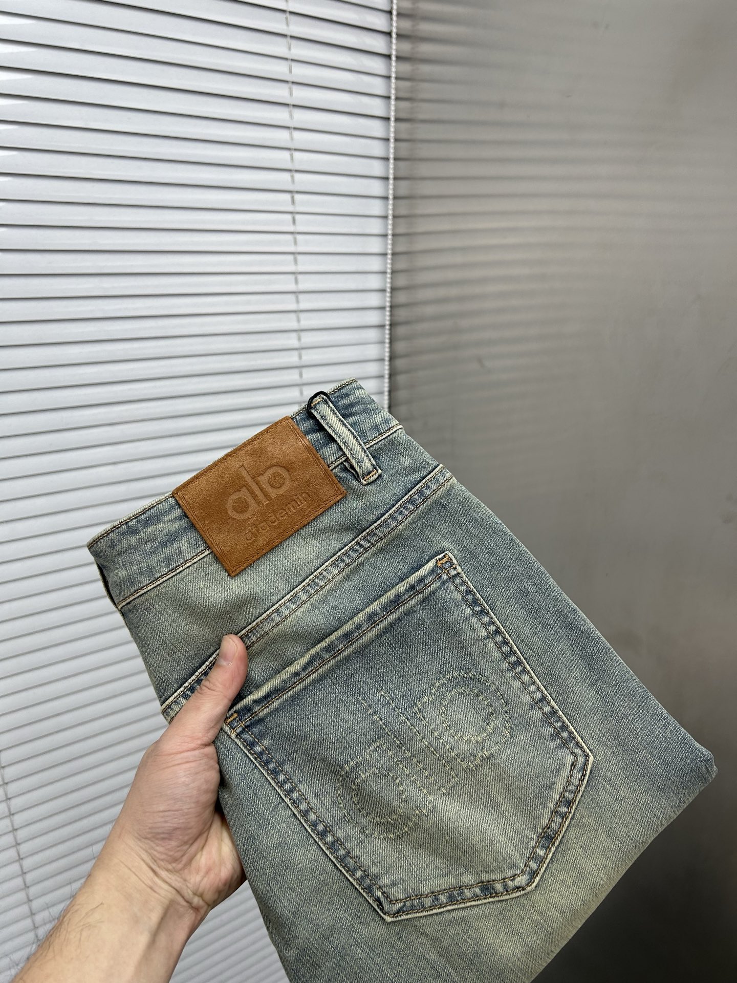 NO:871366,alo Alo's 2026 spring and summer new men's jeans. Selected imported denim denim fabrics. Heavy-duty environmentally friendly washing. Soft feel and wear resistance. Small straight version. Micro-elasticity makes you slim and slim. Perfect details. High-quality hardware and accessories. Fine workmanship. Unparalleled. Code number 28-38. Ships next day. Jeans.19860909alo阿洛 2026春夏新款男士牛仔裤 精选进口丹宁牛仔面料 重工环保洗水 手感柔和 兼备耐磨性 版型小直筒 微弹力显瘦修身,细节完美,五金辅料精选高等品质,做工精细,绝非凡品,码数28-38,隔天出货,,jeans,,Men's clothing