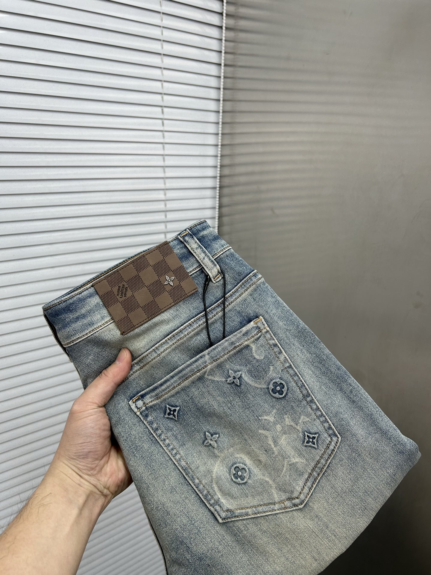 NO:871358,LV Louis Vuitton's 2026 spring and summer new men's jeans are made of imported denim fabrics, heavy-duty environmentally friendly washing, soft to the touch and wear-resistant, small straight version, slightly elastic, slimming, perfect details, high-quality hardware and accessories, fine workmanship, extraordinary, code size 28-38, shipped next day,, louis vuitton, louis vuitton, jeans,19860909LV路易威登 2026春夏新款男士牛仔裤 精选进口丹宁牛仔面料 重工环保洗水 手感柔和 兼备耐磨性 版型小直筒 微弹力显瘦修身,细节完美,五金辅料精选高等品质,做工精细,绝非凡品,码数28-38,隔天出货,,louis vuitton,louis vuitton,jeans,,Men's clothing