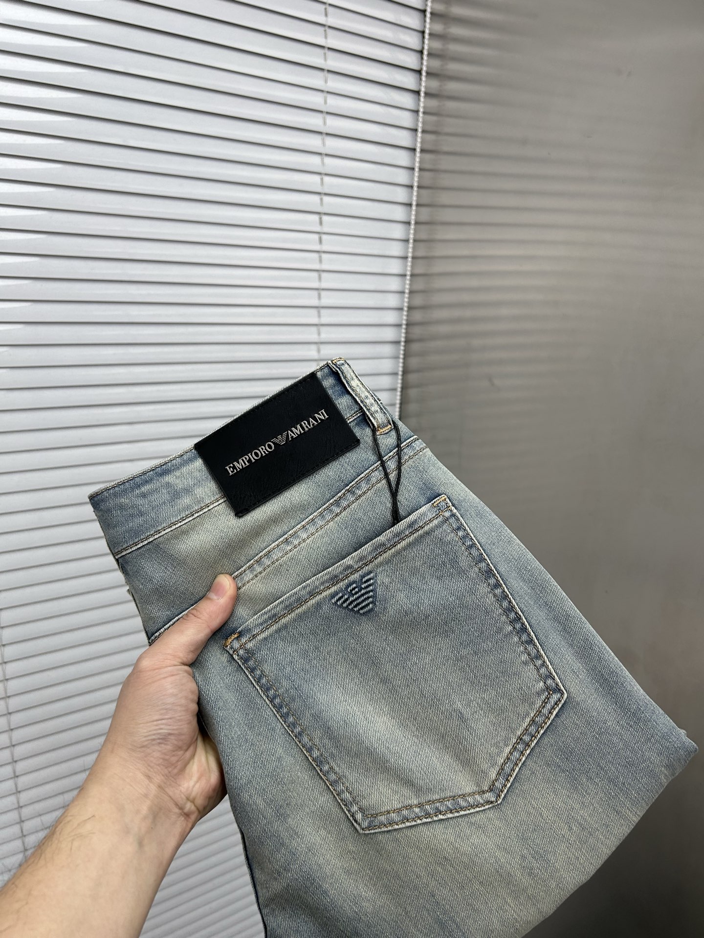 NO:871351,ARMANI Armani 2026 spring and summer new men's jeans. Selected imported denim denim fabrics. Heavy-duty environmentally friendly washing. Soft feel and wear resistance. Small straight version. Micro-elasticity makes you slim and slim. Perfect details. High-quality hardware and accessories. Fine workmanship. Unparalleled. Code number 28-38. Shipped next day. Armani, armani, jeans,19860909ARMANI阿玛尼 2026春夏新款男士牛仔裤 精选进口丹宁牛仔面料 重工环保洗水 手感柔和 兼备耐磨性 版型小直筒 微弹力显瘦修身,细节完美,五金辅料精选高等品质,做工精细,绝非凡品,码数28-38,隔天出货,,armani,armani,jeans,,Men's clothing