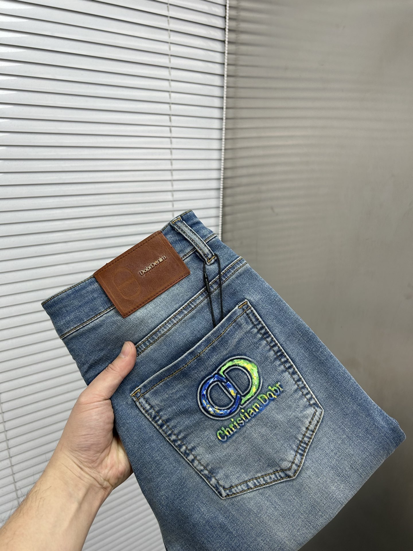 NO:871339,DIOR Dior's 2026 spring and summer new men's jeans are made of imported denim fabrics, heavy-duty environmentally friendly washing, soft to the touch and wear-resistant, small straight version, slightly elastic, slimming, perfect details, high-quality hardware and accessories, fine workmanship, extraordinary, code number 28-38, shipped next day, dior, dior, jeans,19860909DIOR迪奥 2026春夏新款男士牛仔裤 精选进口丹宁牛仔面料 重工环保洗水 手感柔和 兼备耐磨性 版型小直筒 微弹力显瘦修身,细节完美,五金辅料精选高等品质,做工精细,绝非凡品,码数28-38,隔天出货,,dior,dior,jeans,,Men's clothing