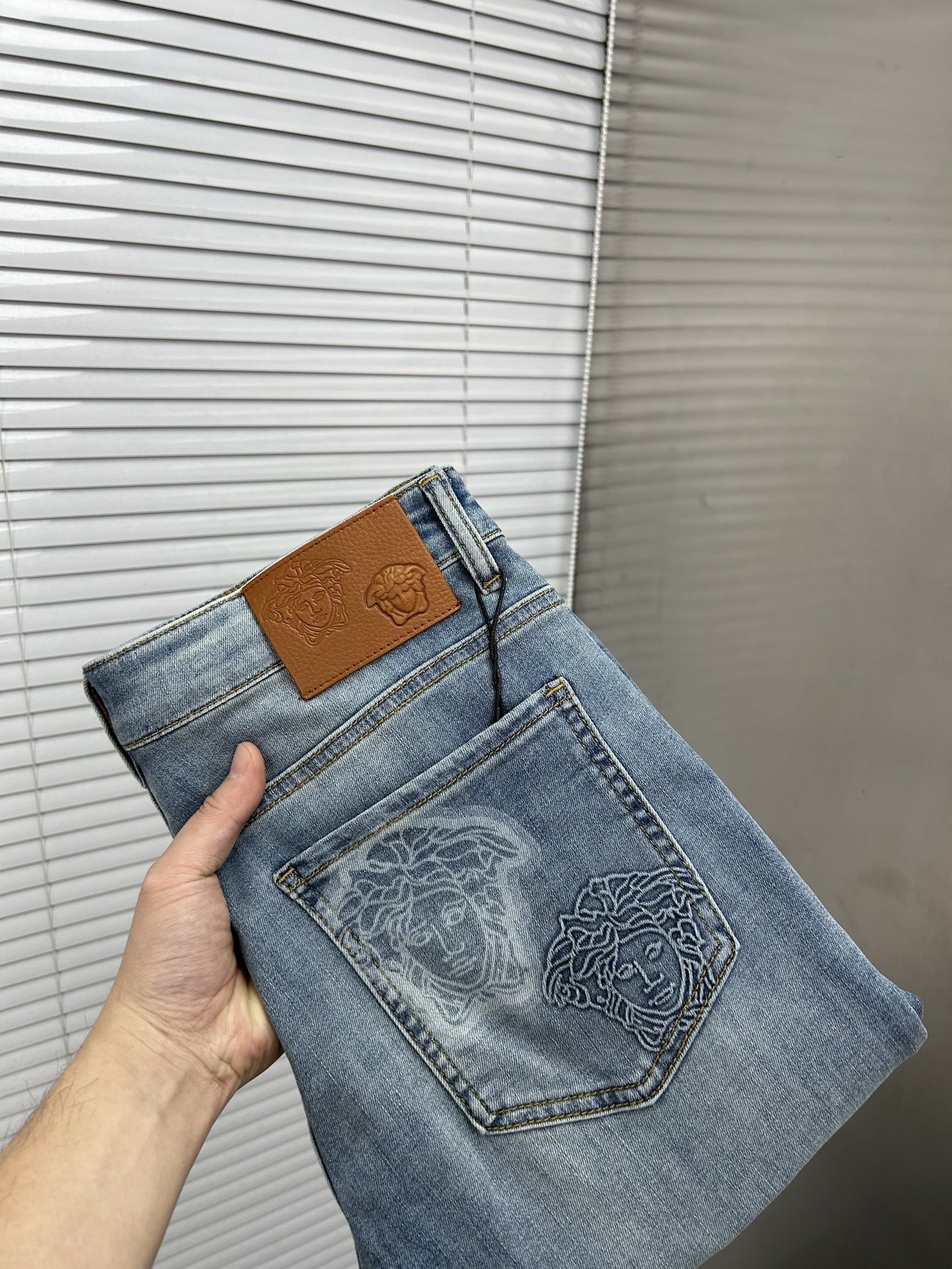 NO:871323,VERSACE Versace 2026 new spring and summer men's jeans. Selected imported denim denim fabric. Heavy-duty environmentally friendly washing. Soft feel and wear resistance. Small straight version. Micro-elasticity makes you slim and slim. Perfect details. High-quality hardware and accessories. Fine workmanship. Unparalleled. Code number 28-38. Shipped next day. Versace,versace,jeans,19860909VERSACE范思哲 2026春夏新款男士牛仔裤 精选进口丹宁牛仔面料 重工环保洗水 手感柔和 兼备耐磨性 版型小直筒 微弹力显瘦修身,细节完美,五金辅料精选高等品质,做工精细,绝非凡品,码数28-38,隔天出货,,versace,versace,jeans,,Men's clothing