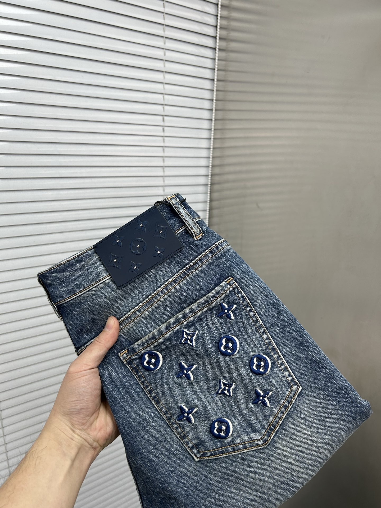 NO:871314,LV Louis Vuitton's 2026 spring and summer new men's jeans are made of imported denim fabrics, heavy-duty environmentally friendly washing, soft to the touch and wear-resistant, small straight version, slightly elastic, slimming, perfect details, high-quality hardware and accessories, fine workmanship, extraordinary, code size 28-38, shipped next day,, louis vuitton, louis vuitton, jeans,19860909LV路易威登 2026春夏新款男士牛仔裤 精选进口丹宁牛仔面料 重工环保洗水 手感柔和 兼备耐磨性 版型小直筒 微弹力显瘦修身,细节完美,五金辅料精选高等品质,做工精细,绝非凡品,码数28-38,隔天出货,,louis vuitton,louis vuitton,jeans,,Men's clothing
