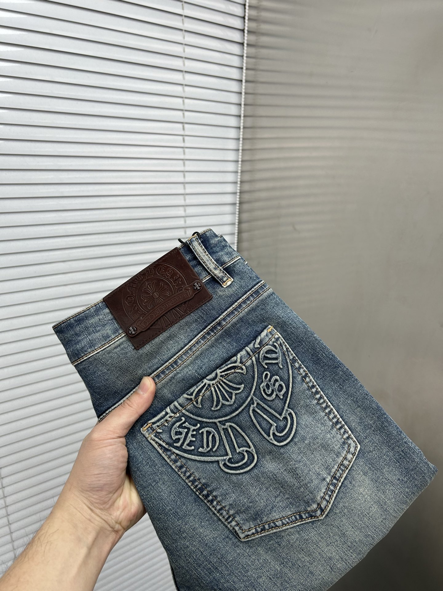 NO:871331,CH Chrome Hearts 2026 Spring and Summer New Men's Jeans. Selected imported denim denim fabric. Heavy-duty environmentally friendly washing. Soft feel and wear resistance. Small straight version. Micro-elasticity makes you slim and slim. Perfect details. High-quality hardware and accessories. Fine workmanship. Unparalleled. Code number 28-38. Shipped next day. chrome hearts,jeans,19860909CH克罗心 2026春夏新款男士牛仔裤 精选进口丹宁牛仔面料 重工环保洗水 手感柔和 兼备耐磨性 版型小直筒 微弹力显瘦修身,细节完美,五金辅料精选高等品质,做工精细,绝非凡品,码数28-38,隔天出货,,chrome hearts,jeans,,Men's clothing