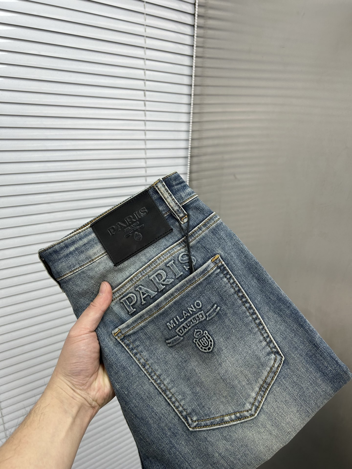 NO:871307,PRADA 2026 spring and summer new men's jeans. Selected imported denim denim fabric. Heavy-duty environmentally friendly washing. Soft feel and wear resistance. Small straight version. Micro-elasticity makes you slim and slim. Perfect details. High-quality hardware and accessories. Fine workmanship. Extraordinary. Code number 28-38. Shipped next day. Prada, prada, jeans,19860909PRADA普拉达 2026春夏新款男士牛仔裤 精选进口丹宁牛仔面料 重工环保洗水 手感柔和 兼备耐磨性 版型小直筒 微弹力显瘦修身,细节完美,五金辅料精选高等品质,做工精细,绝非凡品,码数28-38,隔天出货,,prada,prada,jeans,,Men's clothing