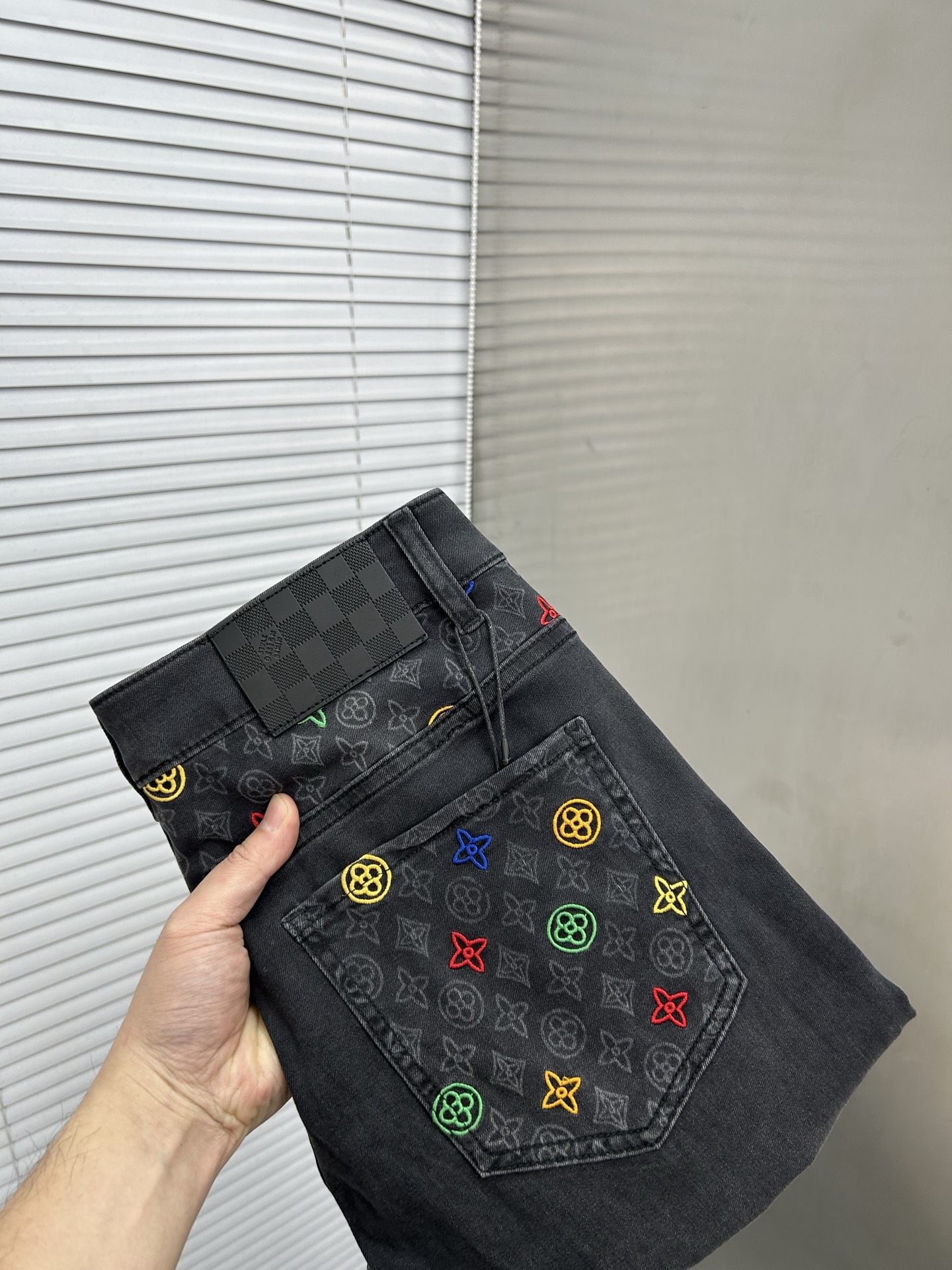 NO:871300,LV Louis Vuitton's 2026 spring and summer new men's jeans are made of imported denim fabrics, heavy-duty environmentally friendly washing, soft to the touch and wear-resistant, small straight version, slightly elastic, slimming, perfect details, high-quality hardware and accessories, fine workmanship, extraordinary, code size 28-38, shipped next day,, louis vuitton, louis vuitton, jeans,19860909LV路易威登 2026春夏新款男士牛仔裤 精选进口丹宁牛仔面料 重工环保洗水 手感柔和 兼备耐磨性 版型小直筒 微弹力显瘦修身,细节完美,五金辅料精选高等品质,做工精细,绝非凡品,码数28-38,隔天出货,,louis vuitton,louis vuitton,jeans,,Men's clothing
