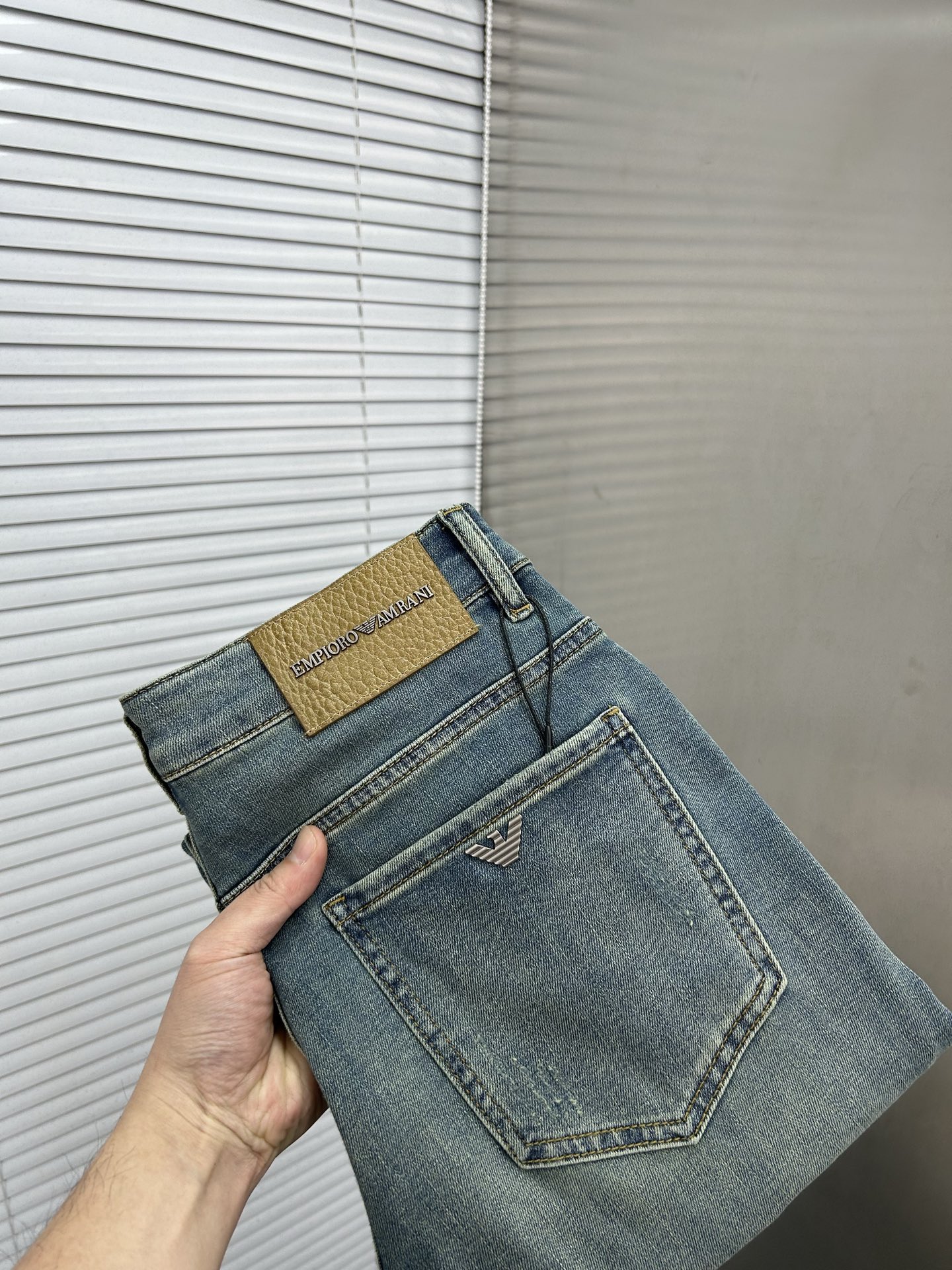 NO:871295,ARMANI Armani 2026 spring and summer new men's jeans. Selected imported denim denim fabrics. Heavy-duty environmentally friendly washing. Soft feel and wear resistance. Small straight version. Micro-elasticity makes you slim and slim. Perfect details. High-quality hardware and accessories. Fine workmanship. Unparalleled. Code number 28-38. Shipped next day. Armani, armani, jeans,19860909ARMANI阿玛尼 2026春夏新款男士牛仔裤 精选进口丹宁牛仔面料 重工环保洗水 手感柔和 兼备耐磨性 版型小直筒 微弹力显瘦修身,细节完美,五金辅料精选高等品质,做工精细,绝非凡品,码数28-38,隔天出货,,armani,armani,jeans,,Men's clothing