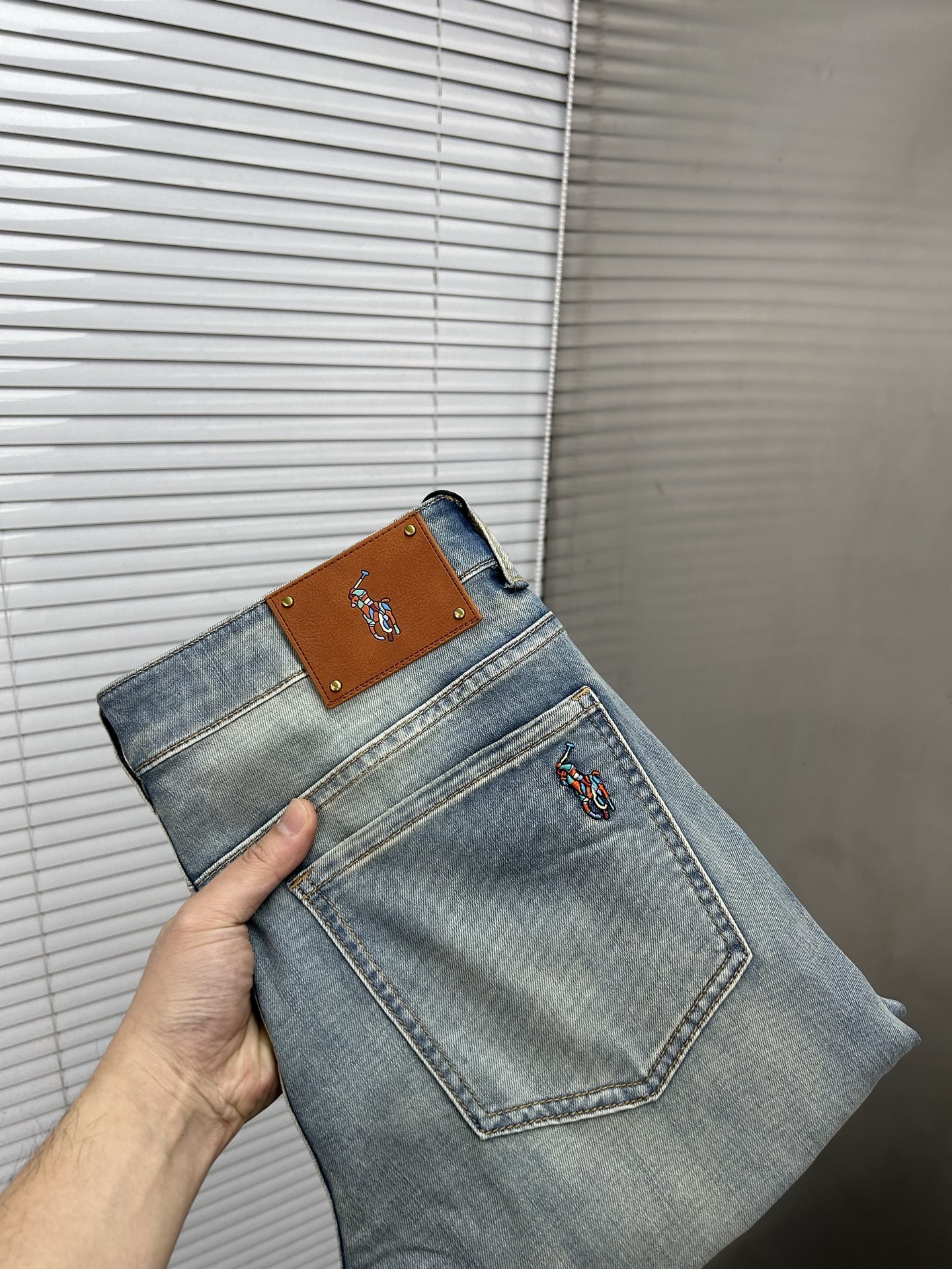 NO:871288,POLO Paul's 2026 spring and summer new men's jeans are made of imported denim fabrics, heavy-duty environmentally friendly washing, soft to the touch and wear-resistant, small straight version, slightly elastic, slimming, perfect details, high-quality hardware and accessories, fine workmanship, extraordinary, code number 28-38, shipped next day,,jeans,19860909POLO保罗 2026春夏新款男士牛仔裤 精选进口丹宁牛仔面料 重工环保洗水 手感柔和 兼备耐磨性 版型小直筒 微弹力显瘦修身,细节完美,五金辅料精选高等品质,做工精细,绝非凡品,码数28-38,隔天出货,,jeans,,Men's clothing
