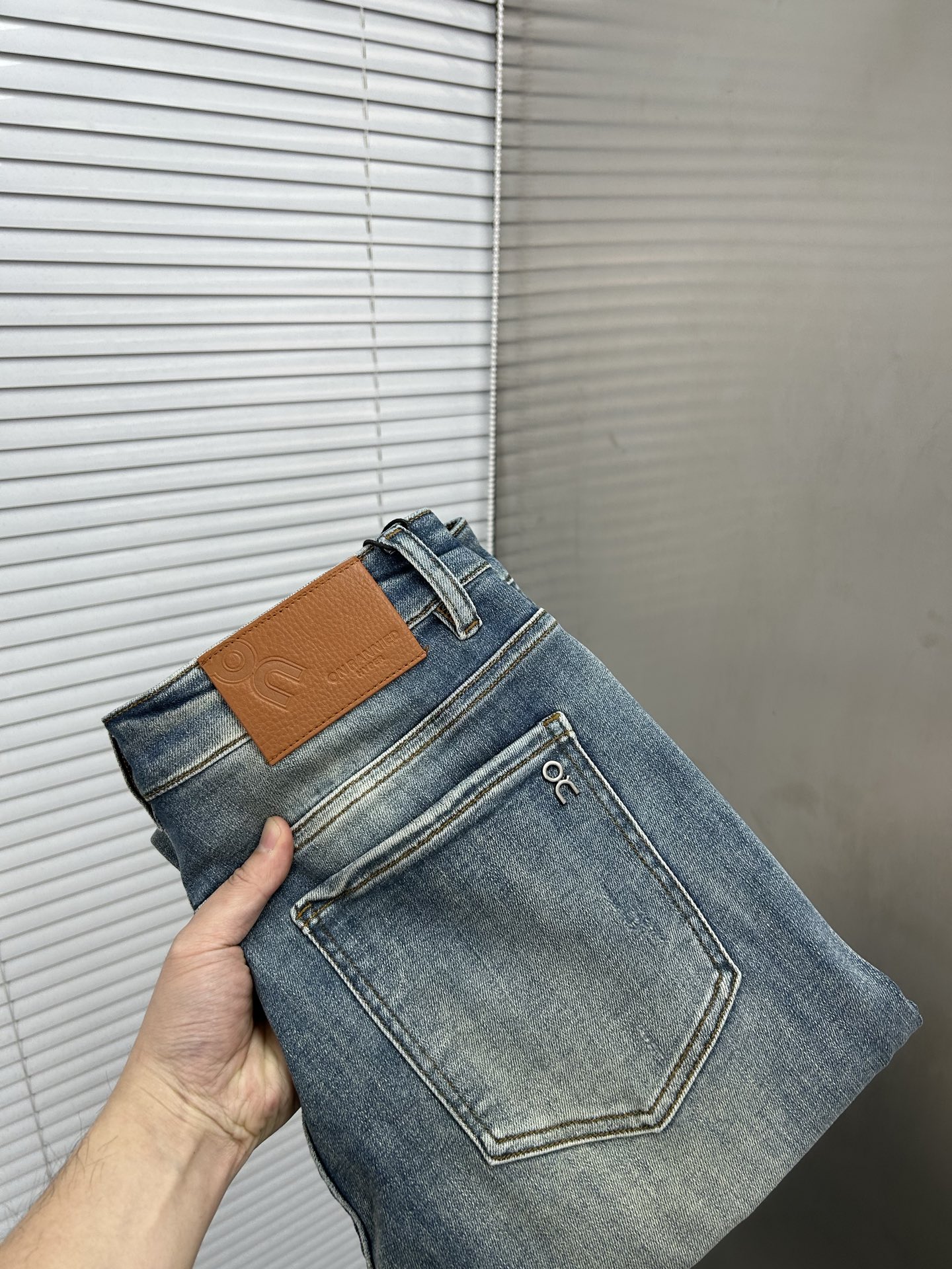 NO:871281,ON's 2026 spring and summer new men's jeans are made of imported denim fabrics, heavy-duty and environmentally friendly washing, soft to the touch and wear-resistant, small straight version, slightly elastic, slimming, perfect details, high-quality hardware and accessories, fine workmanship, extraordinary, code number 28-38, shipped next day,,jeans,19860909ON昂跑 2026春夏新款男士牛仔裤 精选进口丹宁牛仔面料 重工环保洗水 手感柔和 兼备耐磨性 版型小直筒 微弹力显瘦修身,细节完美,五金辅料精选高等品质,做工精细,绝非凡品,码数28-38,隔天出货,,jeans,,Men's clothing