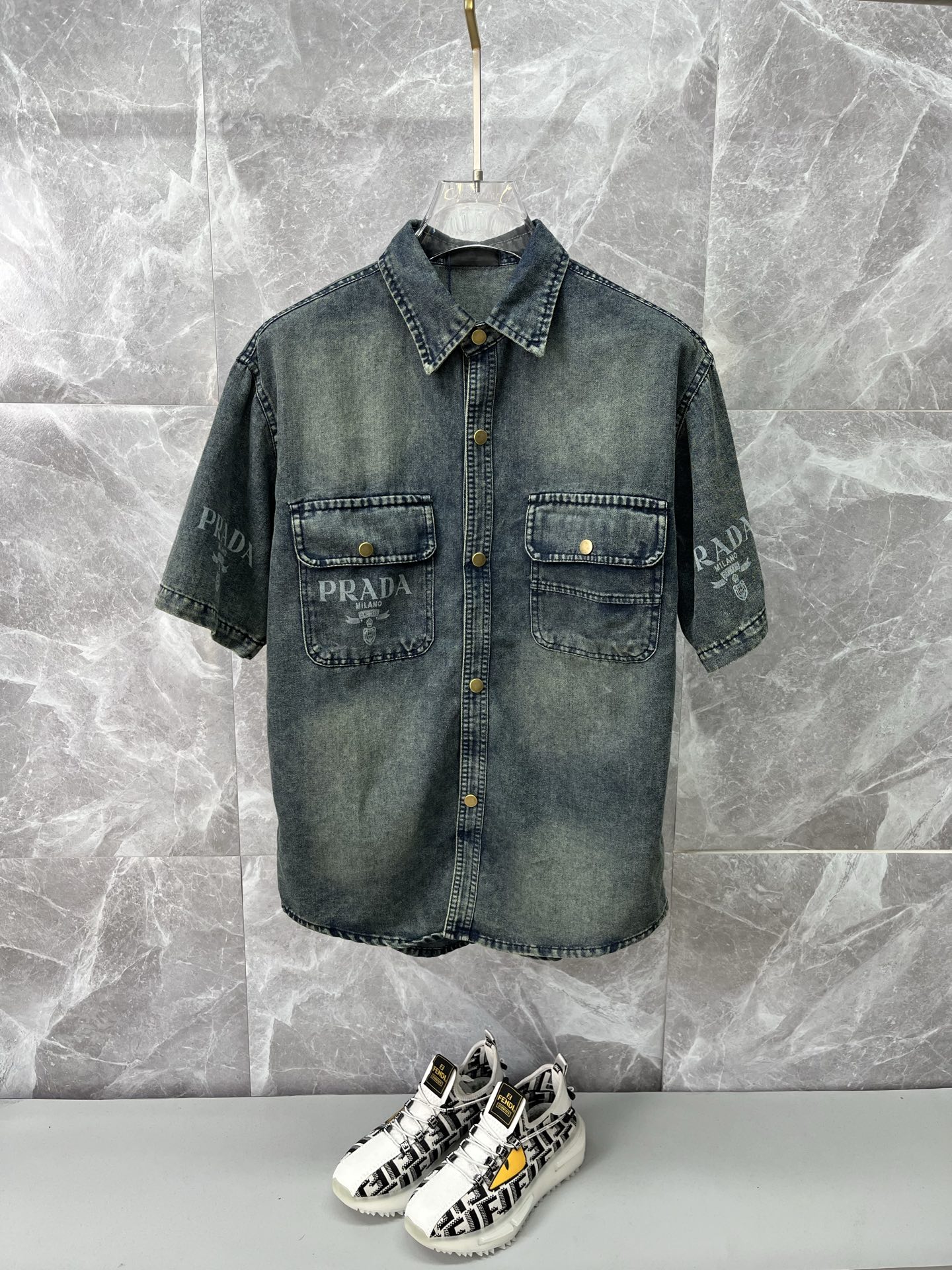 NO:864858,PRADA Short-sleeved shirt-style denim jacket is made of imported denim denim fabric, logo jacquard, heavy-duty washing, shirt-type top jacket, embellished with hardware buttons, crisp and stylish, a unique new interpretation of the angle, fashionable and versatile choice!  Size M-3XL,,prada,prada,jackets & coats,T-shirt,19860909PRADA普拉达 短袖衬衣款牛仔外套 精选进口丹宁牛仔面料,logo提花,重工洗水,衬衣型上衣外套,五金纽扣点缀,挺括有型,独有的角度全新演绎 时尚百搭首选！码数M-3XL,,prada,prada,jackets & coats,T-shirt,,Men's clothing