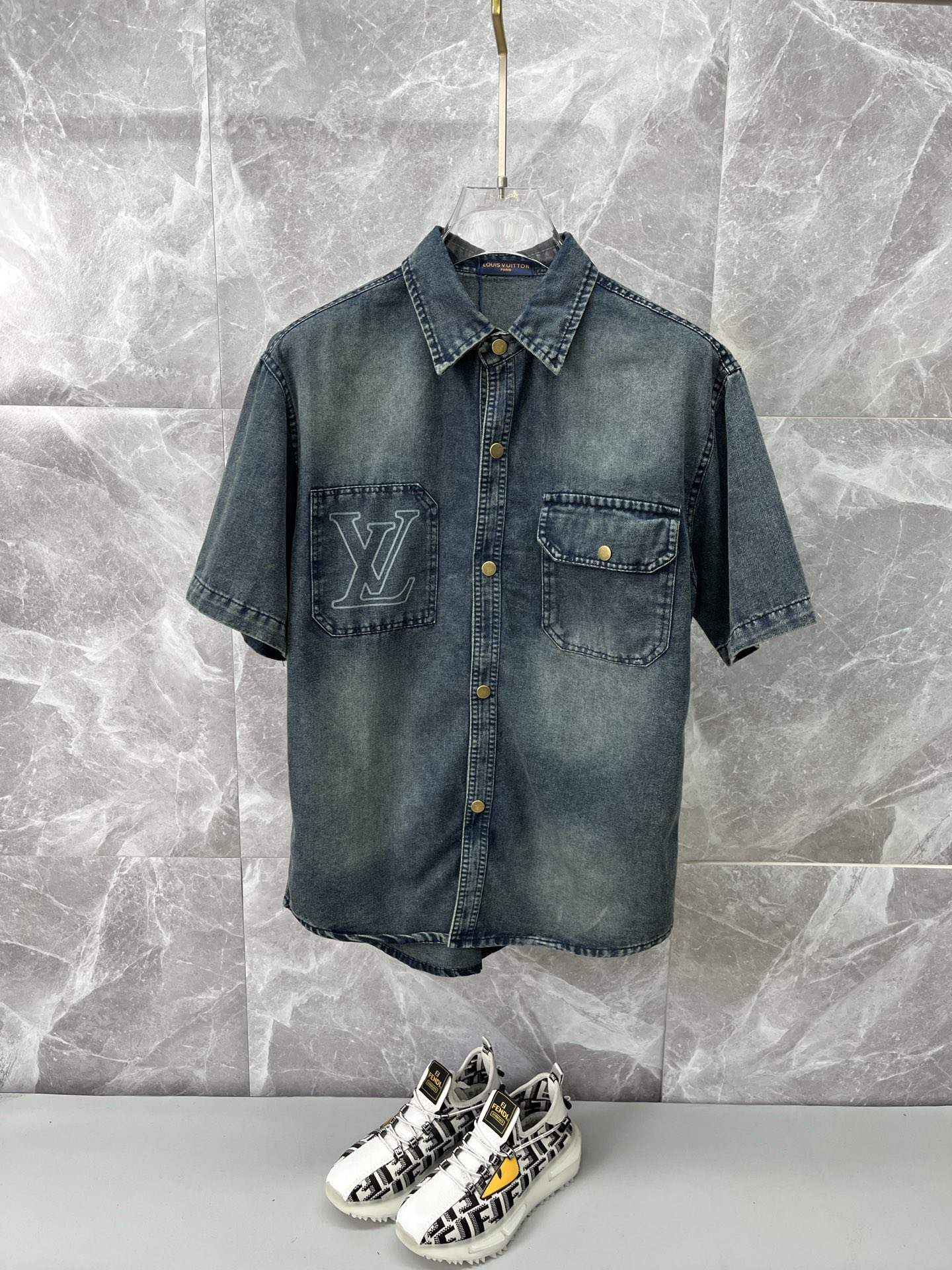 NO:864847,LV Louis Vuitton short-sleeved shirt-style denim jacket is made of imported denim denim fabric, logo jacquard, heavy industrial washing, shirt-type top jacket, embellished with hardware buttons, crisp and stylish, unique angle new interpretation, fashionable and versatile choice!  Size M-3XL,,louis vuitton,louis vuitton,jackets & coats,T-shirt,19860909LV路易威登 短袖衬衣款牛仔外套 精选进口丹宁牛仔面料,logo提花,重工洗水,衬衣型上衣外套,五金纽扣点缀,挺括有型,独有的角度全新演绎 时尚百搭首选！码数M-3XL,,louis vuitton,louis vuitton,jackets & coats,T-shirt,,Men's clothing