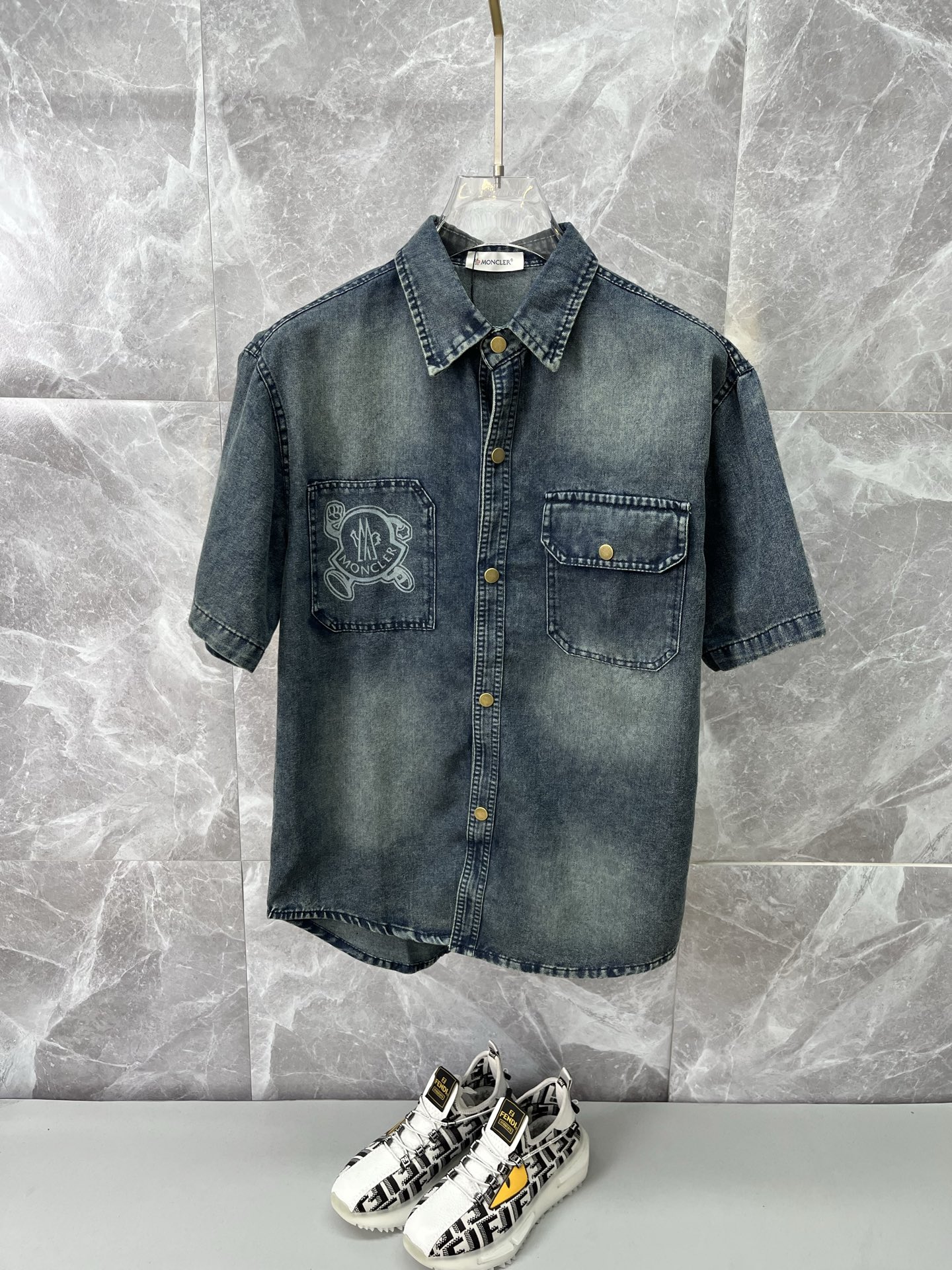 NO:864836,MONCLER muzzled short-sleeved shirt-style denim jacket is made of imported denim denim fabric, logo jacquard, heavy industrial washing, shirt-type top jacket, embellished with hardware buttons, crisp and stylish, unique angle new interpretation, fashionable and versatile choice!  Size M-3XL,,Moncler,jackets & coats,T-shirt,19860909MONCLER蒙口 短袖衬衣款牛仔外套 精选进口丹宁牛仔面料,logo提花,重工洗水,衬衣型上衣外套,五金纽扣点缀,挺括有型,独有的角度全新演绎 时尚百搭首选！码数M-3XL,,Moncler,jackets & coats,T-shirt,,Men's clothing