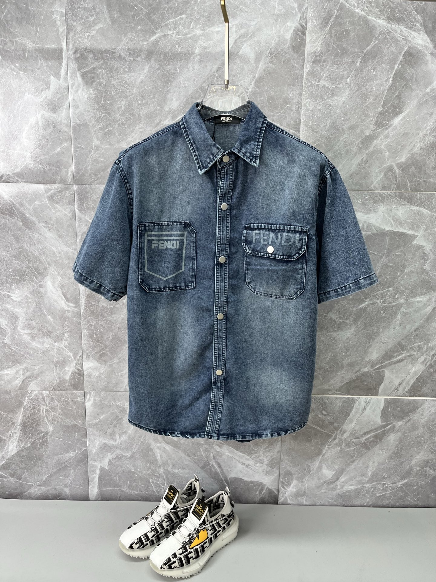 NO:864825,FENDI Fendi short-sleeved shirt-style denim jacket is made of imported denim denim fabric, logo jacquard, heavy industrial washing, shirt-type top jacket, embellished with hardware buttons, crisp and stylish, unique angle new interpretation, fashionable and versatile first choice!  Size M-3XL,,fendi,fendi,jackets & coats,T-shirt,19860909FENDI芬迪 短袖衬衣款牛仔外套 精选进口丹宁牛仔面料,logo提花,重工洗水,衬衣型上衣外套,五金纽扣点缀,挺括有型,独有的角度全新演绎 时尚百搭首选！码数M-3XL,,fendi,fendi,jackets & coats,T-shirt,,Men's clothing