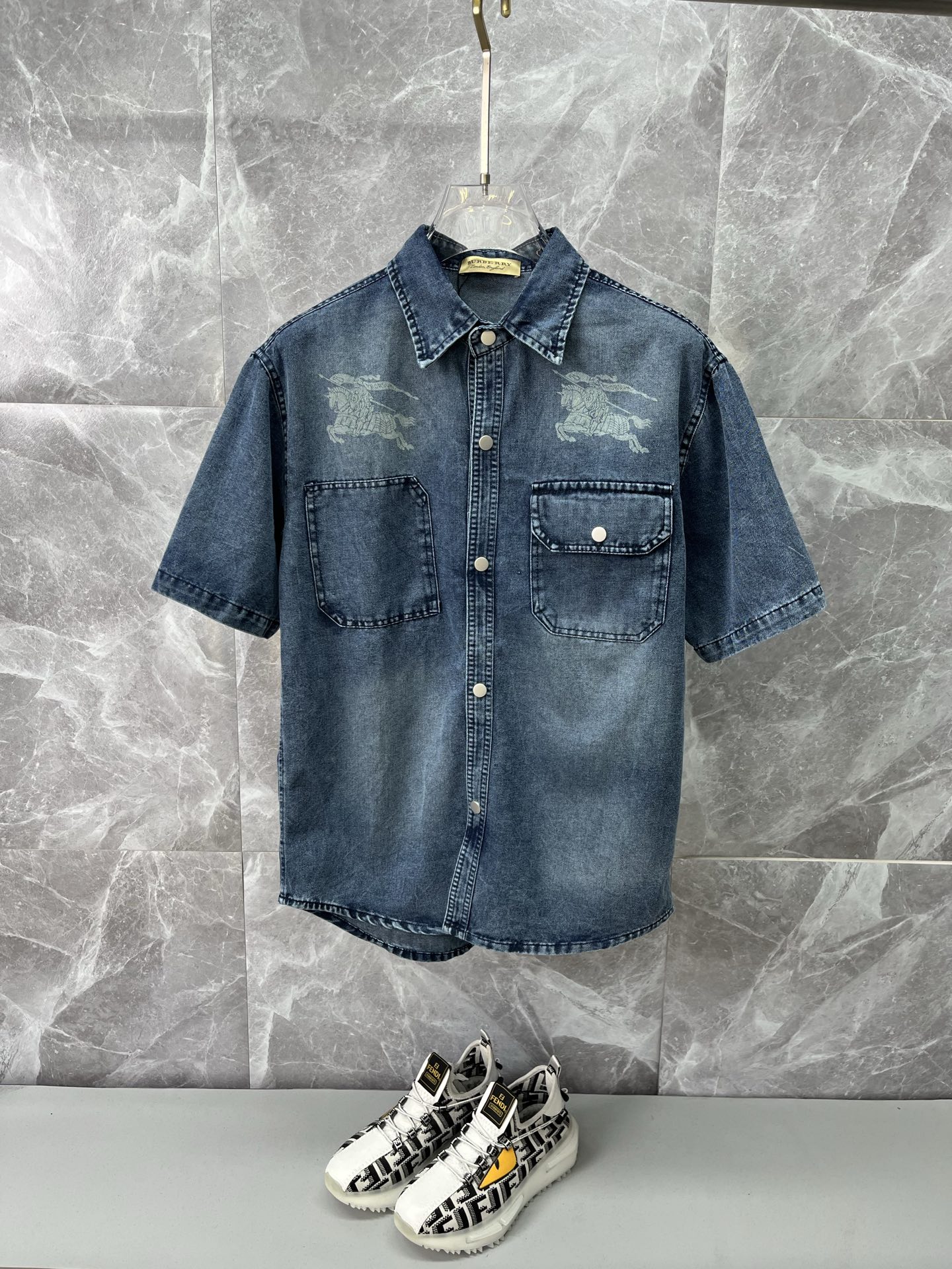 NO:864813,BURBERRY short-sleeved shirt-style denim jacket. It is made of imported denim denim fabrics, logo jacquard, and heavy industrial washing. It is a shirt-type top jacket, embellished with hardware buttons, crisp and stylish, with a unique angle and a new interpretation. It is the first choice for fashion and versatility!  Size M-3XL,,burberry,burberry,jackets & coats,T-shirt,19860909BURBERRY巴宝莉 短袖衬衣款牛仔外套 精选进口丹宁牛仔面料,logo提花,重工洗水,衬衣型上衣外套,五金纽扣点缀,挺括有型,独有的角度全新演绎 时尚百搭首选！码数M-3XL,,burberry,burberry,jackets & coats,T-shirt,,Men's clothing
