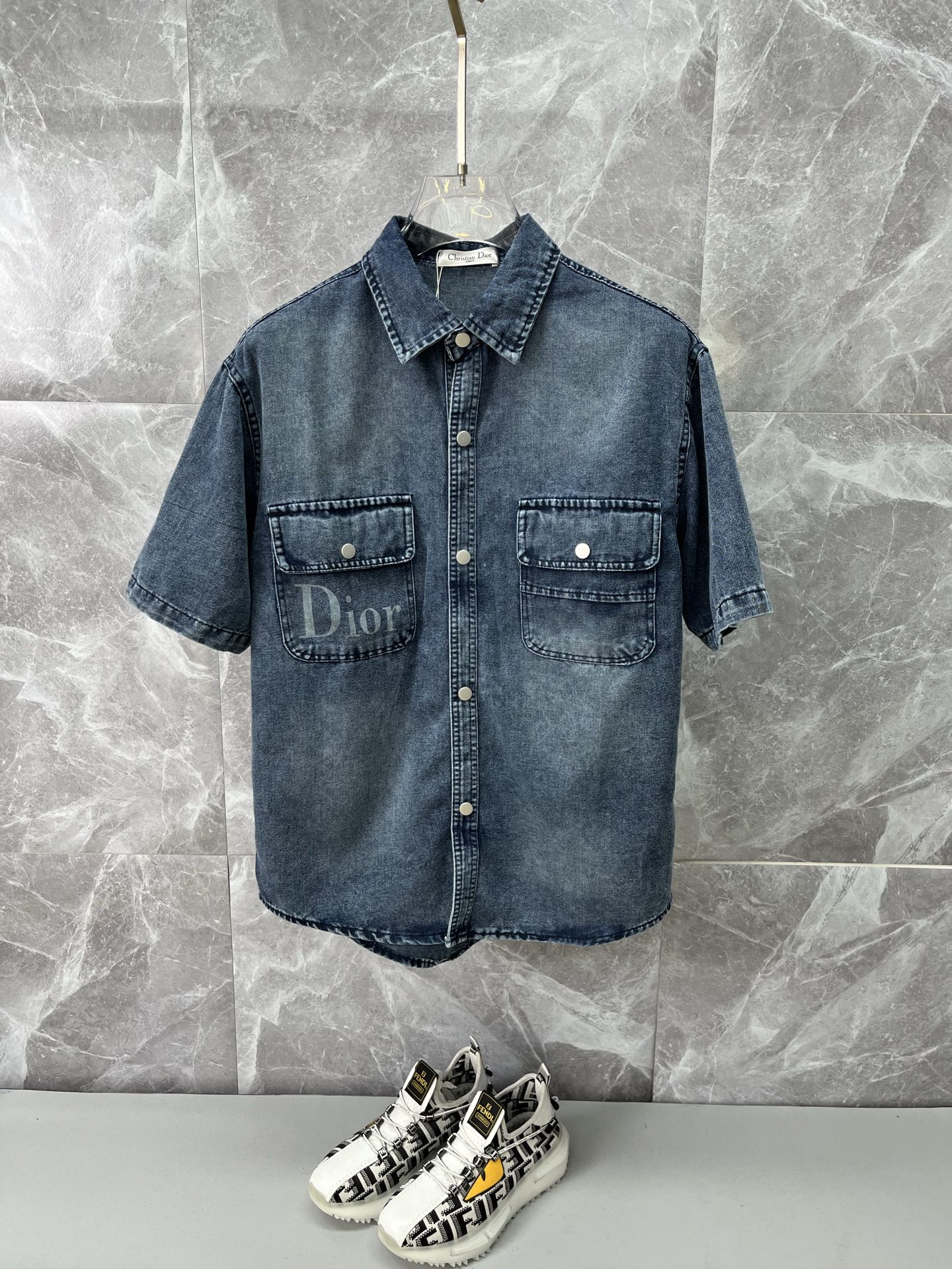 NO:864802,DIOR Dior short-sleeved shirt-style denim jacket is made of imported denim denim fabric, logo jacquard, heavy industrial washing, shirt-type top jacket, embellished with hardware buttons, crisp and stylish, with a unique angle and a new interpretation. It is the first choice for fashion and versatility!  Size M-3XL,,dior,dior,jackets & coats,T-shirt,19860909DIOR迪奥 短袖衬衣款牛仔外套 精选进口丹宁牛仔面料,logo提花,重工洗水,衬衣型上衣外套,五金纽扣点缀,挺括有型,独有的角度全新演绎 时尚百搭首选！码数M-3XL,,dior,dior,jackets & coats,T-shirt,,Men's clothing