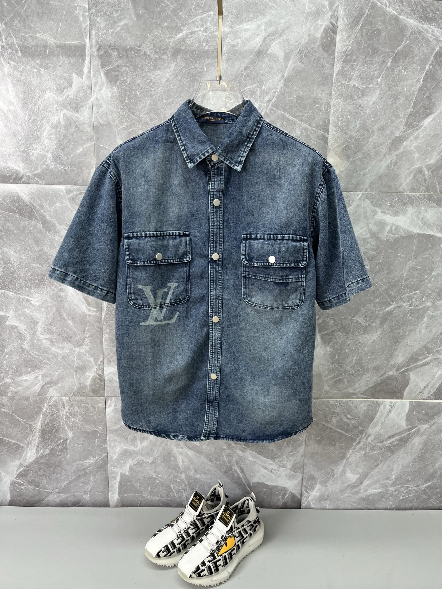 NO:864790,LV Louis Vuitton short-sleeved shirt-style denim jacket is made of imported denim denim fabric, logo jacquard, heavy industrial washing, shirt-type top jacket, embellished with hardware buttons, crisp and stylish, unique angle new interpretation, fashionable and versatile choice!  Size M-3XL,,louis vuitton,louis vuitton,jackets & coats,T-shirt,19860909LV路易威登 短袖衬衣款牛仔外套 精选进口丹宁牛仔面料,logo提花,重工洗水,衬衣型上衣外套,五金纽扣点缀,挺括有型,独有的角度全新演绎 时尚百搭首选！码数M-3XL,,louis vuitton,louis vuitton,jackets & coats,T-shirt,,Men's clothing