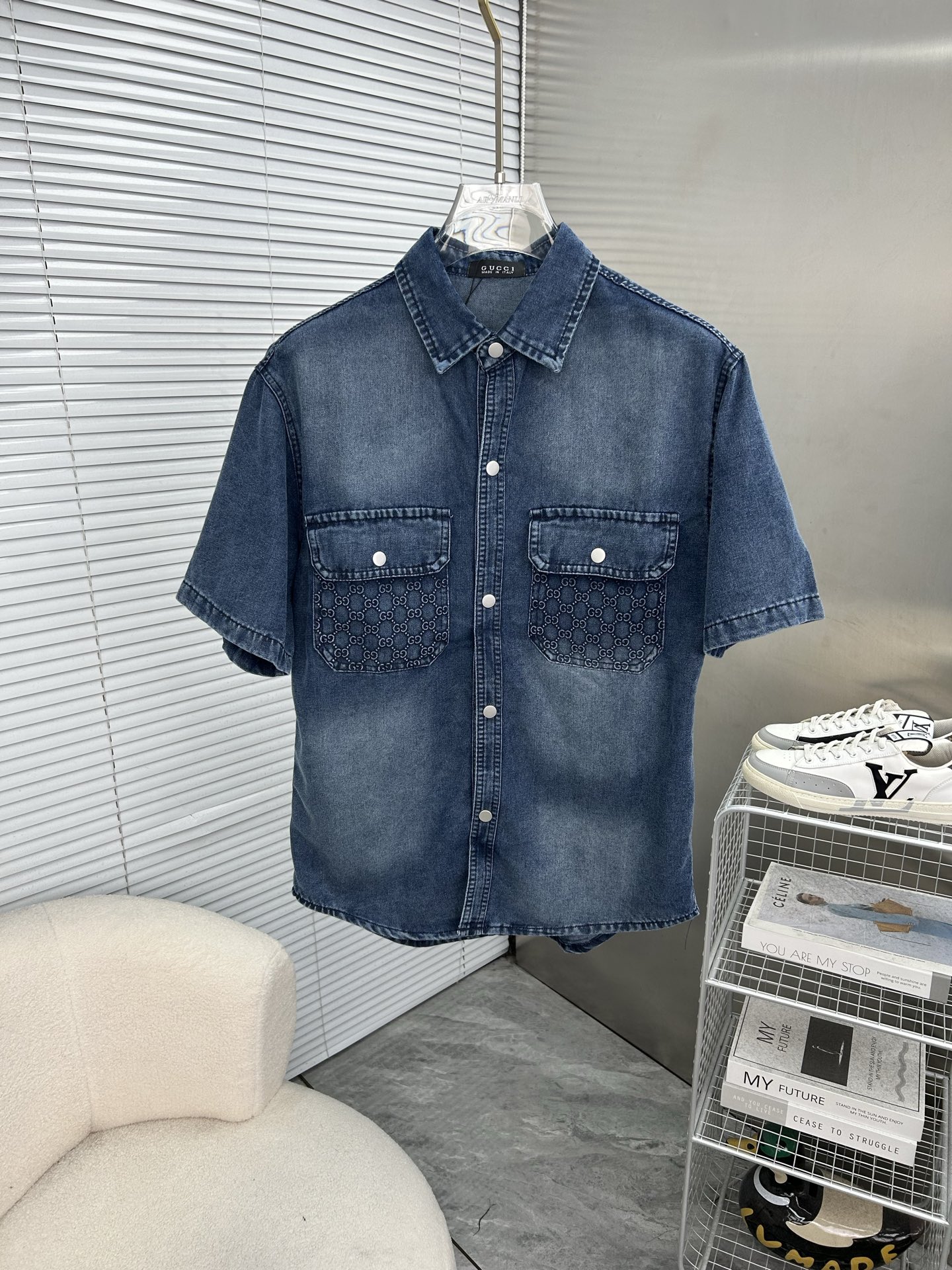 NO:915400,GUCCI Gucci short-sleeved shirt-style denim jacket is made of imported denim denim fabric, logo jacquard, heavy industrial washing, shirt-type top jacket, embellished with hardware buttons, crisp and stylish, unique angle new interpretation, fashionable and versatile first choice!  Size M-3XL,,gucci,jackets & coats,T-shirt,19860909GUCCI古奇 短袖衬衣款牛仔外套 精选进口丹宁牛仔面料,logo提花,重工洗水,衬衣型上衣外套,五金纽扣点缀,挺括有型,独有的角度全新演绎 时尚百搭首选！码数M-3XL,,gucci,jackets & coats,T-shirt,,Men's clothing