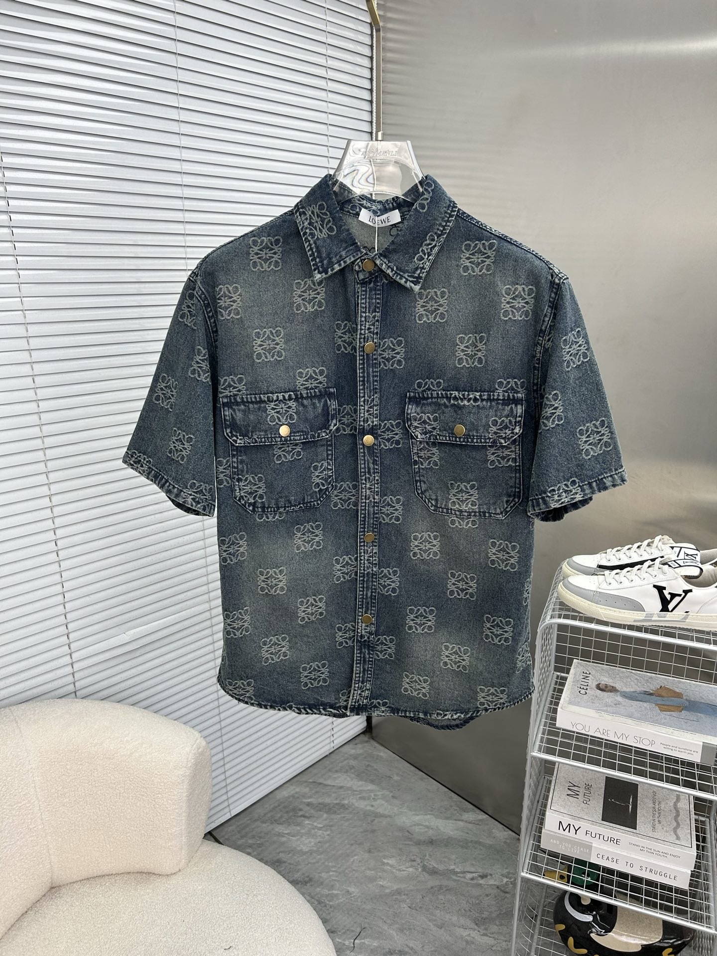 NO:915403,LOEWE short-sleeved shirt-style denim jacket is made of imported denim denim fabric, logo jacquard, heavy-duty washing, shirt-type top jacket, embellished with hardware buttons, crisp and stylish, with a unique angle and a new interpretation. It is the first choice for fashion and versatility!  Size M-3XL,,loewe,loewe,jackets & coats,T-shirt,19860909LOEWE罗意威 短袖衬衣款牛仔外套 精选进口丹宁牛仔面料,logo提花,重工洗水,衬衣型上衣外套,五金纽扣点缀,挺括有型,独有的角度全新演绎 时尚百搭首选！码数M-3XL,,loewe,loewe,jackets & coats,T-shirt,,Men's clothing