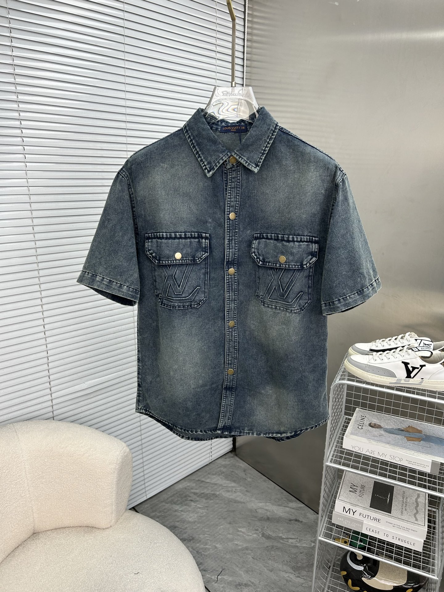 NO:915406,LV Louis Vuitton short-sleeved shirt-style denim jacket is made of imported denim denim fabric, logo jacquard, heavy industrial washing, shirt-type top jacket, embellished with hardware buttons, crisp and stylish, unique angle new interpretation, fashionable and versatile choice!  Size M-3XL,,louis vuitton,louis vuitton,jackets & coats,T-shirt,19860909LV路易威登 短袖衬衣款牛仔外套 精选进口丹宁牛仔面料,logo提花,重工洗水,衬衣型上衣外套,五金纽扣点缀,挺括有型,独有的角度全新演绎 时尚百搭首选！码数M-3XL,,louis vuitton,louis vuitton,jackets & coats,T-shirt,,Men's clothing