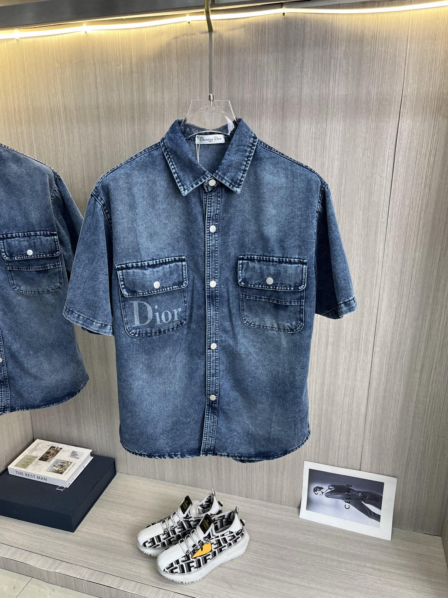 NO:835919,DIOR Dior short-sleeved shirt-style denim jacket is made of imported denim denim fabric, logo jacquard, heavy industrial washing, shirt-type top jacket, embellished with hardware buttons, crisp and stylish, with a unique angle and a new interpretation. It is the first choice for fashion and versatility!  Size M-3XL,,dior,dior,jackets & coats,T-shirt,19860909DIOR迪奥 短袖衬衣款牛仔外套 精选进口丹宁牛仔面料,logo提花,重工洗水,衬衣型上衣外套,五金纽扣点缀,挺括有型,独有的角度全新演绎 时尚百搭首选！码数M-3XL,,dior,dior,jackets & coats,T-shirt,,Men's clothing