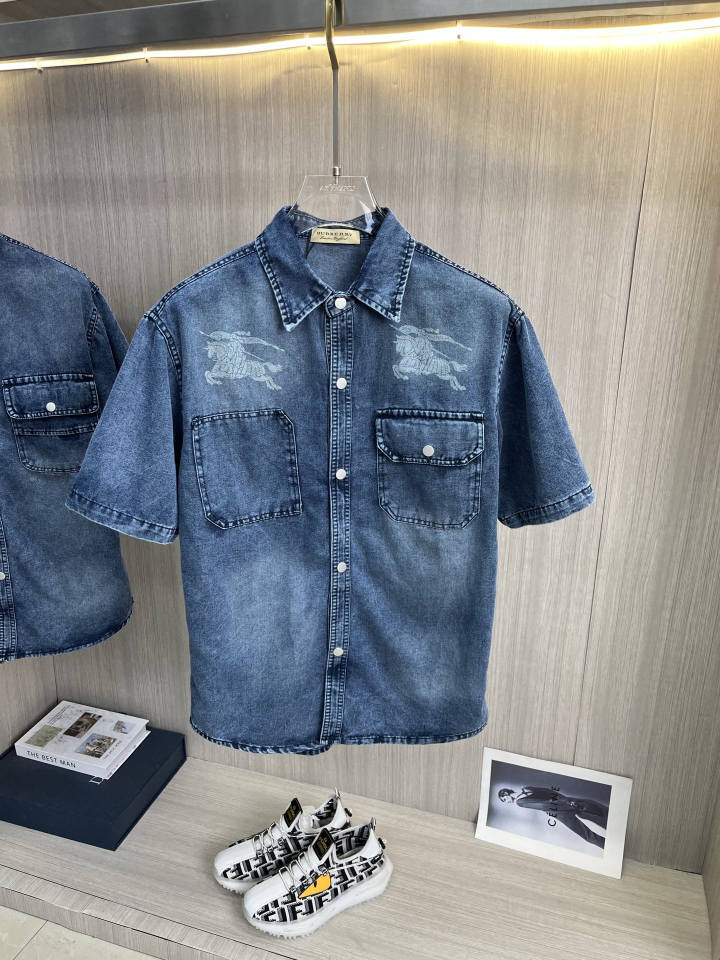 NO:835922,BURBERRY short-sleeved shirt-style denim jacket. It is made of imported denim denim fabrics, logo jacquard, and heavy industrial washing. It is a shirt-type top jacket, embellished with hardware buttons, crisp and stylish, with a unique angle and a new interpretation. It is the first choice for fashion and versatility!  Size M-3XL,,burberry,burberry,jackets & coats,T-shirt,19860909BURBERRY巴宝莉 短袖衬衣款牛仔外套 精选进口丹宁牛仔面料,logo提花,重工洗水,衬衣型上衣外套,五金纽扣点缀,挺括有型,独有的角度全新演绎 时尚百搭首选！码数M-3XL,,burberry,burberry,jackets & coats,T-shirt,,Men's clothing