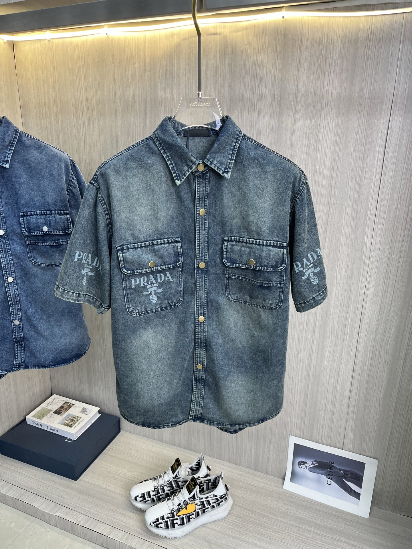 NO:835925,PRADA Short-sleeved shirt-style denim jacket is made of imported denim denim fabric, logo jacquard, heavy-duty washing, shirt-type top jacket, embellished with hardware buttons, crisp and stylish, a unique new interpretation of the angle, fashionable and versatile choice!  Size M-3XL,,prada,prada,jackets & coats,T-shirt,19860909PRADA普拉达 短袖衬衣款牛仔外套 精选进口丹宁牛仔面料,logo提花,重工洗水,衬衣型上衣外套,五金纽扣点缀,挺括有型,独有的角度全新演绎 时尚百搭首选！码数M-3XL,,prada,prada,jackets & coats,T-shirt,,Men's clothing
