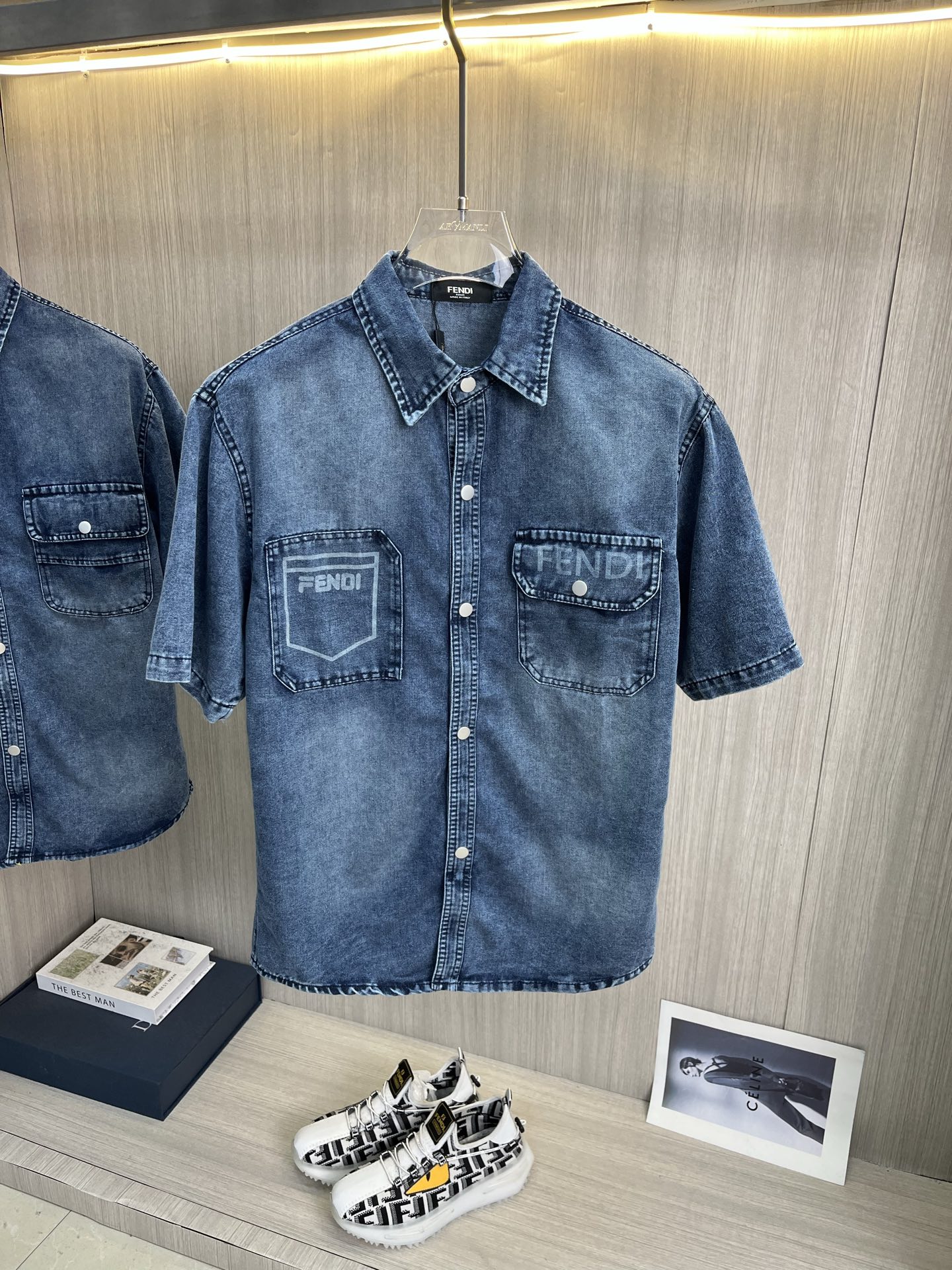 NO:835927,FENDI Fendi short-sleeved shirt-style denim jacket is made of imported denim denim fabric, logo jacquard, heavy industrial washing, shirt-type top jacket, embellished with hardware buttons, crisp and stylish, unique angle new interpretation, fashionable and versatile first choice!  Size M-3XL,,fendi,fendi,jackets & coats,T-shirt,19860909FENDI芬迪 短袖衬衣款牛仔外套 精选进口丹宁牛仔面料,logo提花,重工洗水,衬衣型上衣外套,五金纽扣点缀,挺括有型,独有的角度全新演绎 时尚百搭首选！码数M-3XL,,fendi,fendi,jackets & coats,T-shirt,,Men's clothing