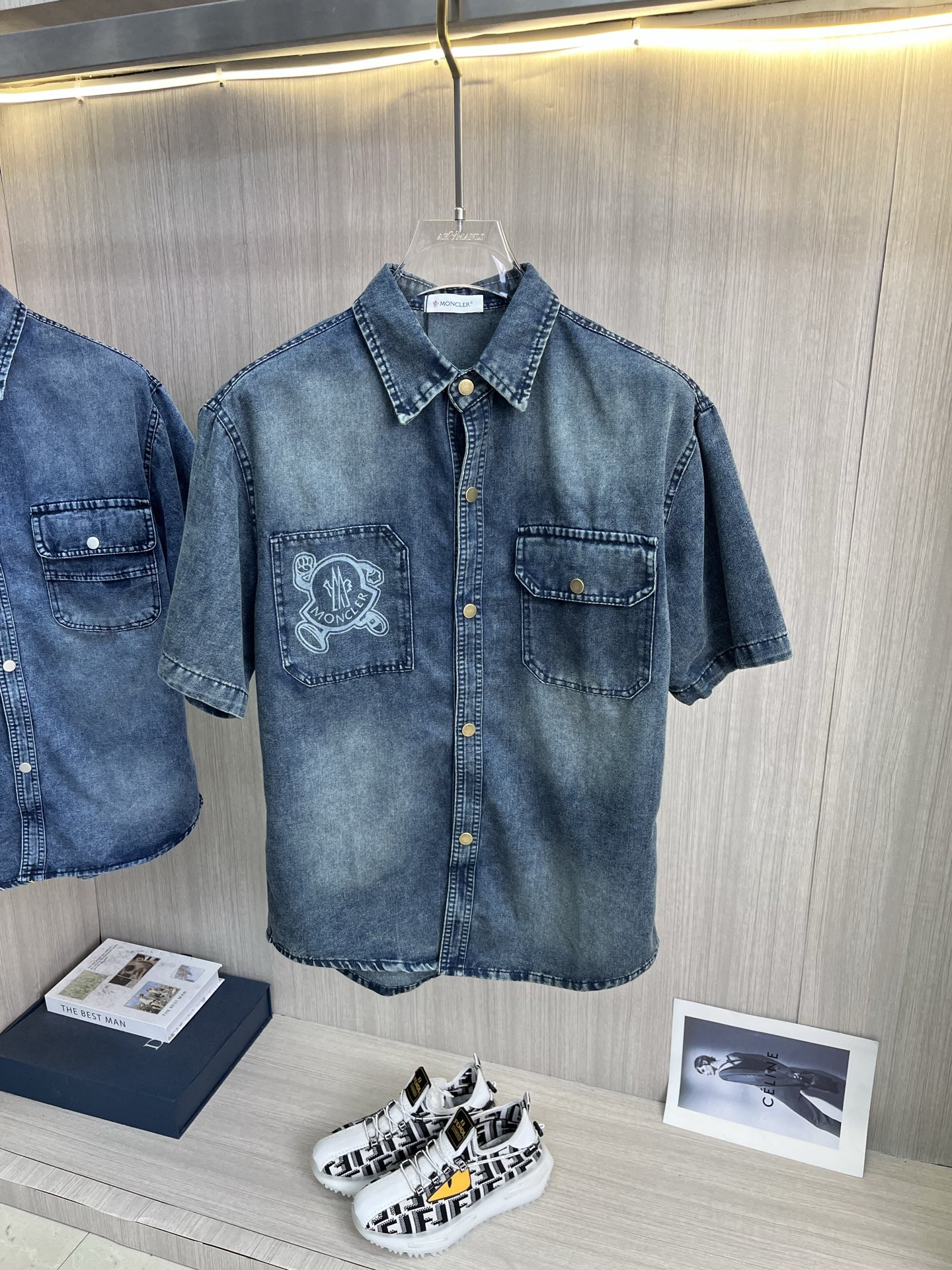 NO:835929,MONCLER muzzled short-sleeved shirt-style denim jacket is made of imported denim denim fabric, logo jacquard, heavy industrial washing, shirt-type top jacket, embellished with hardware buttons, crisp and stylish, unique angle new interpretation, fashionable and versatile choice!  Size M-3XL,,Moncler,jackets & coats,T-shirt,19860909MONCLER蒙口 短袖衬衣款牛仔外套 精选进口丹宁牛仔面料,logo提花,重工洗水,衬衣型上衣外套,五金纽扣点缀,挺括有型,独有的角度全新演绎 时尚百搭首选！码数M-3XL,,Moncler,jackets & coats,T-shirt,,Men's clothing